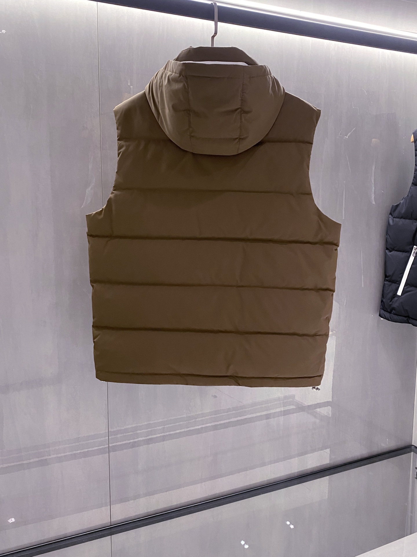 。羽绒服-。新品)BC秋冬新款连帽羽绒服马甲，男女同款经典徽章刺绣时尚拼色款辣椒撞色羽绒马甲！贸易公司渠