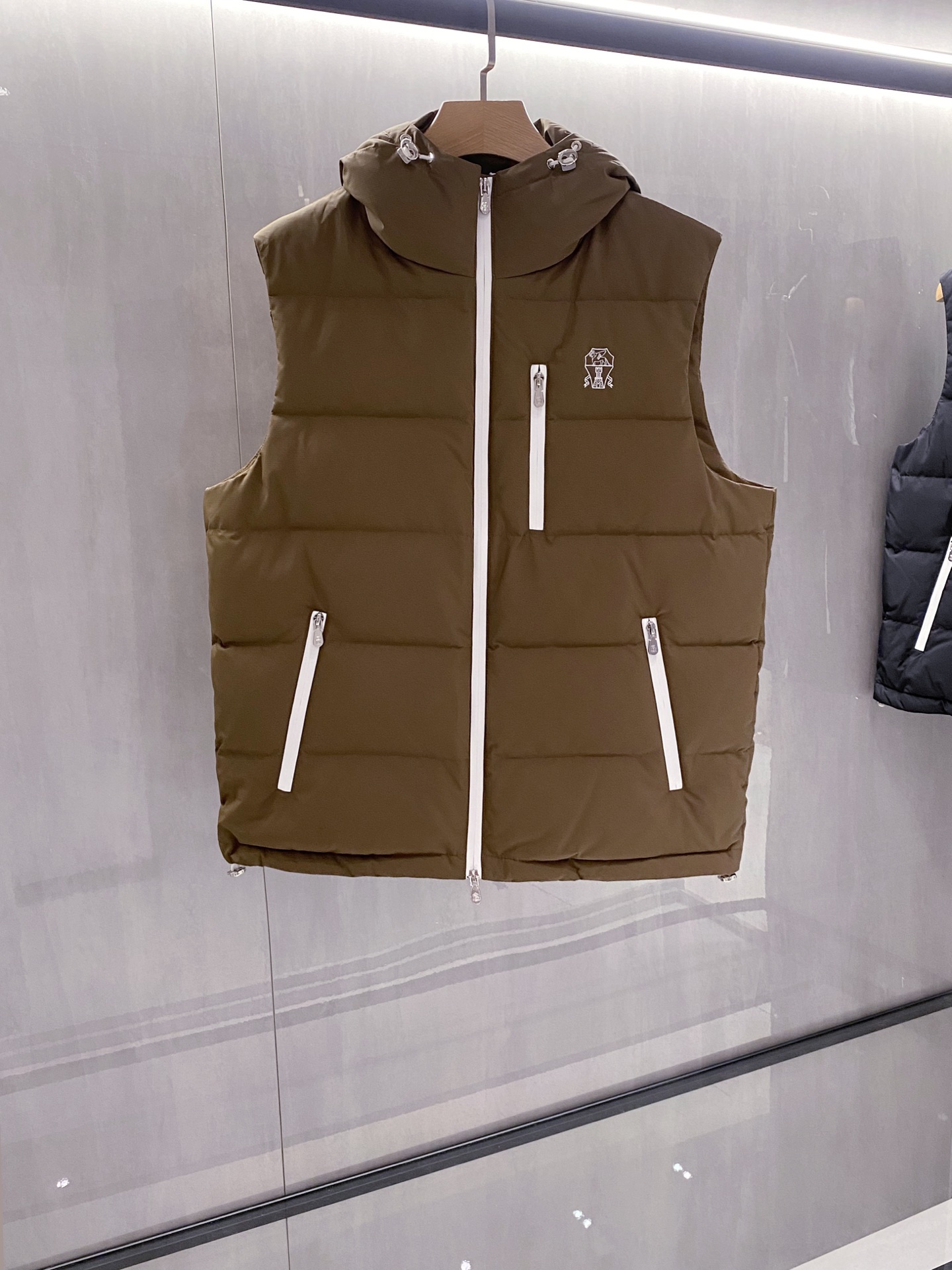 。羽绒服-。新品)BC秋冬新款连帽羽绒服马甲，男女同款经典徽章刺绣时尚拼色款辣椒撞色羽绒马甲！贸易公司渠