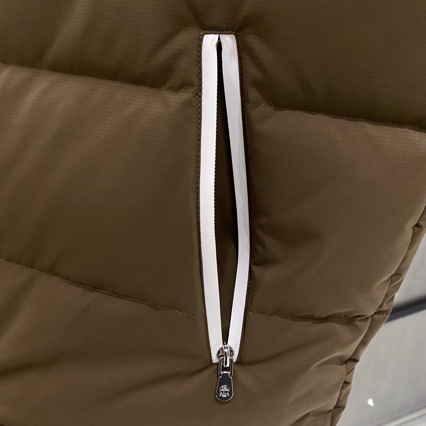 。羽绒服-。新品)BC秋冬新款连帽羽绒服马甲，男女同款经典徽章刺绣时尚拼色款辣椒撞色羽绒马甲！贸易公司渠