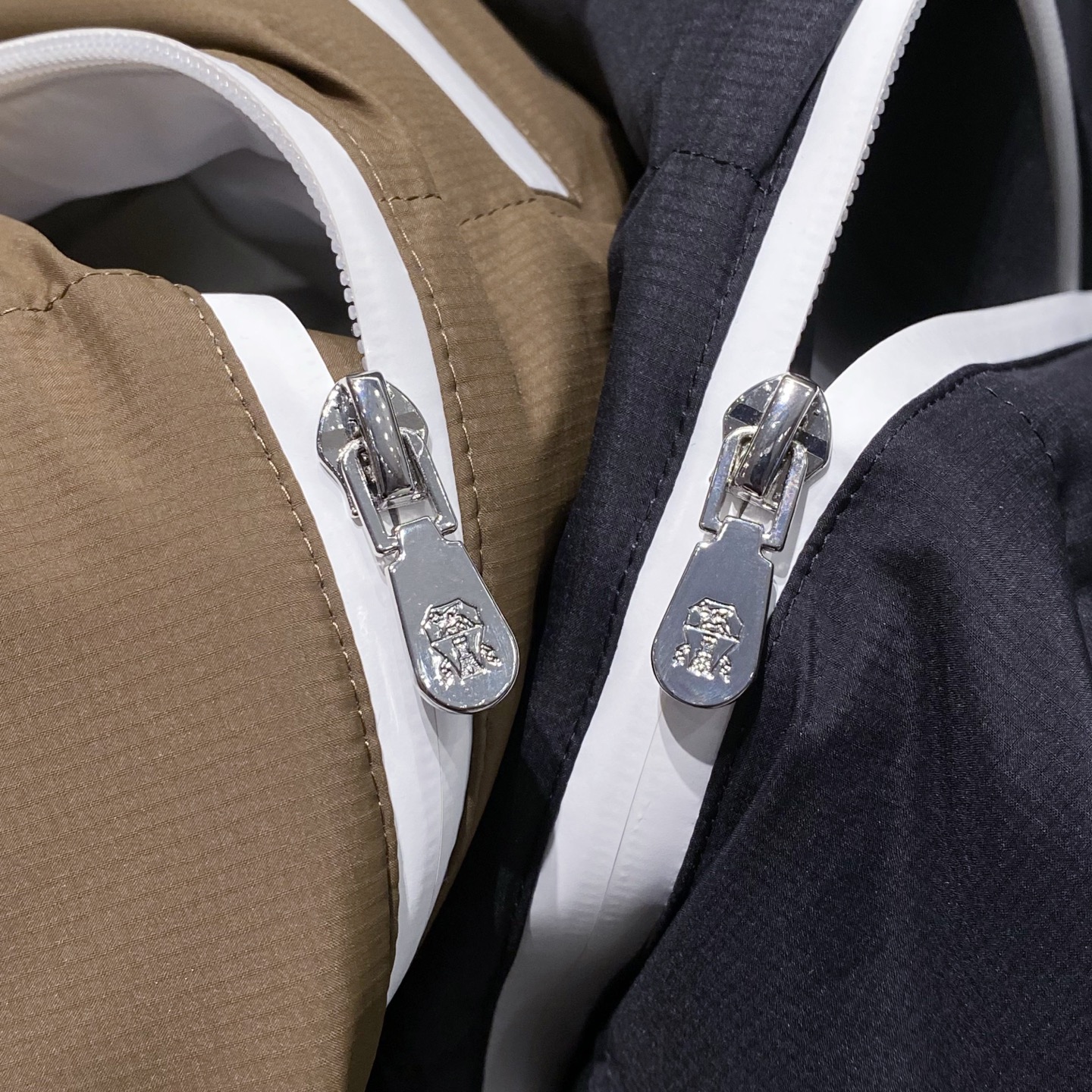 新品)BC秋冬新款连帽羽绒服马甲，LL男女同款经典徽章刺绣时尚拼色款辣椒撞色羽绒马甲！贸易公司渠道稀出，