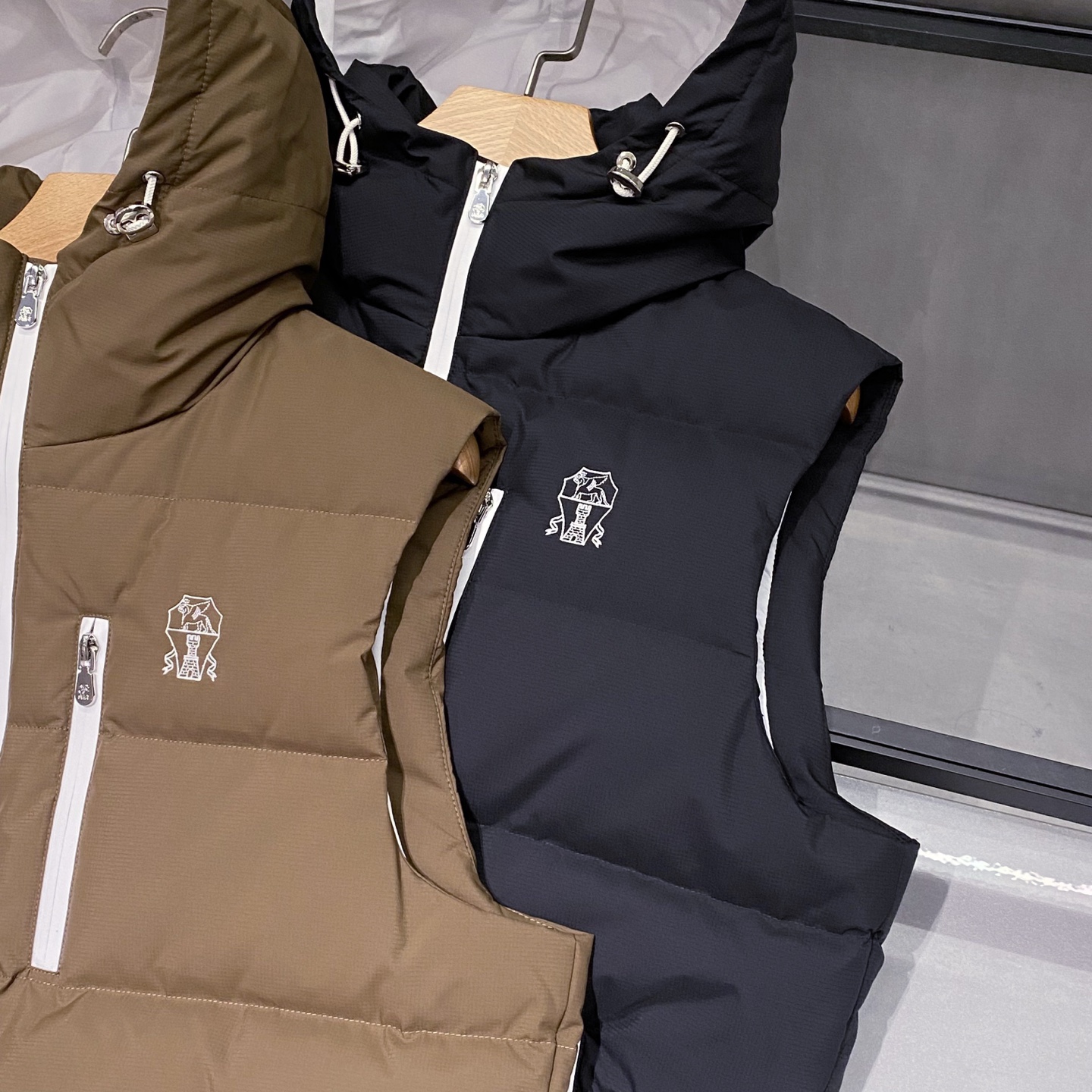 新品)BC秋冬新款连帽羽绒服马甲，LL男女同款经典徽章刺绣时尚拼色款辣椒撞色羽绒马甲！贸易公司渠道稀出，