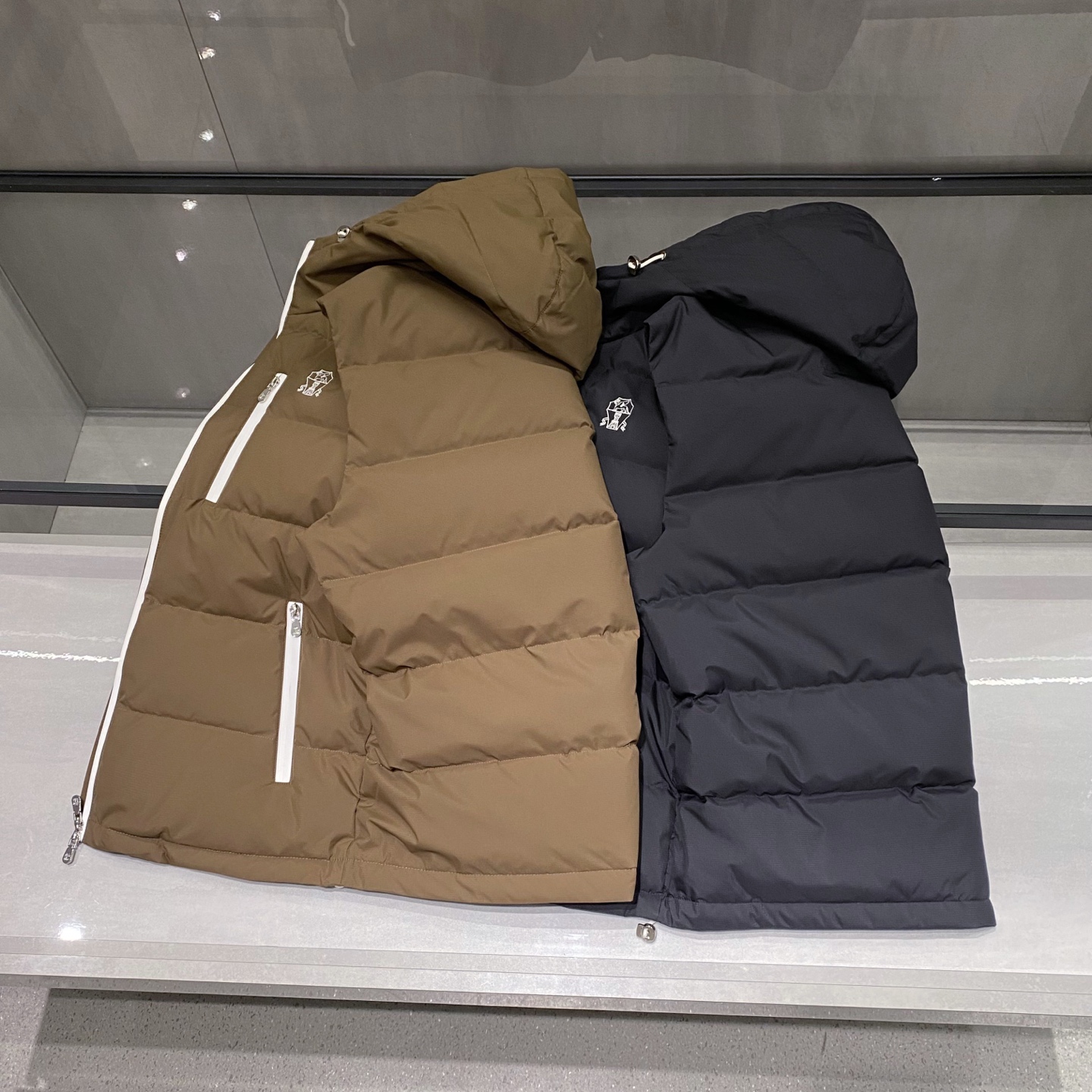 新品)BC秋冬新款连帽羽绒服马甲，LL男女同款经典徽章刺绣时尚拼色款辣椒撞色羽绒马甲！贸易公司渠道稀出，