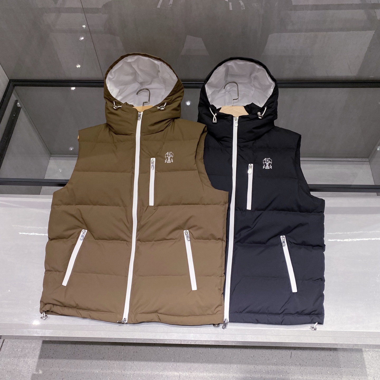 新品)BC秋冬新款连帽羽绒服马甲，LL男女同款经典徽章刺绣时尚拼色款辣椒撞色羽绒马甲！贸易公司渠道稀出，