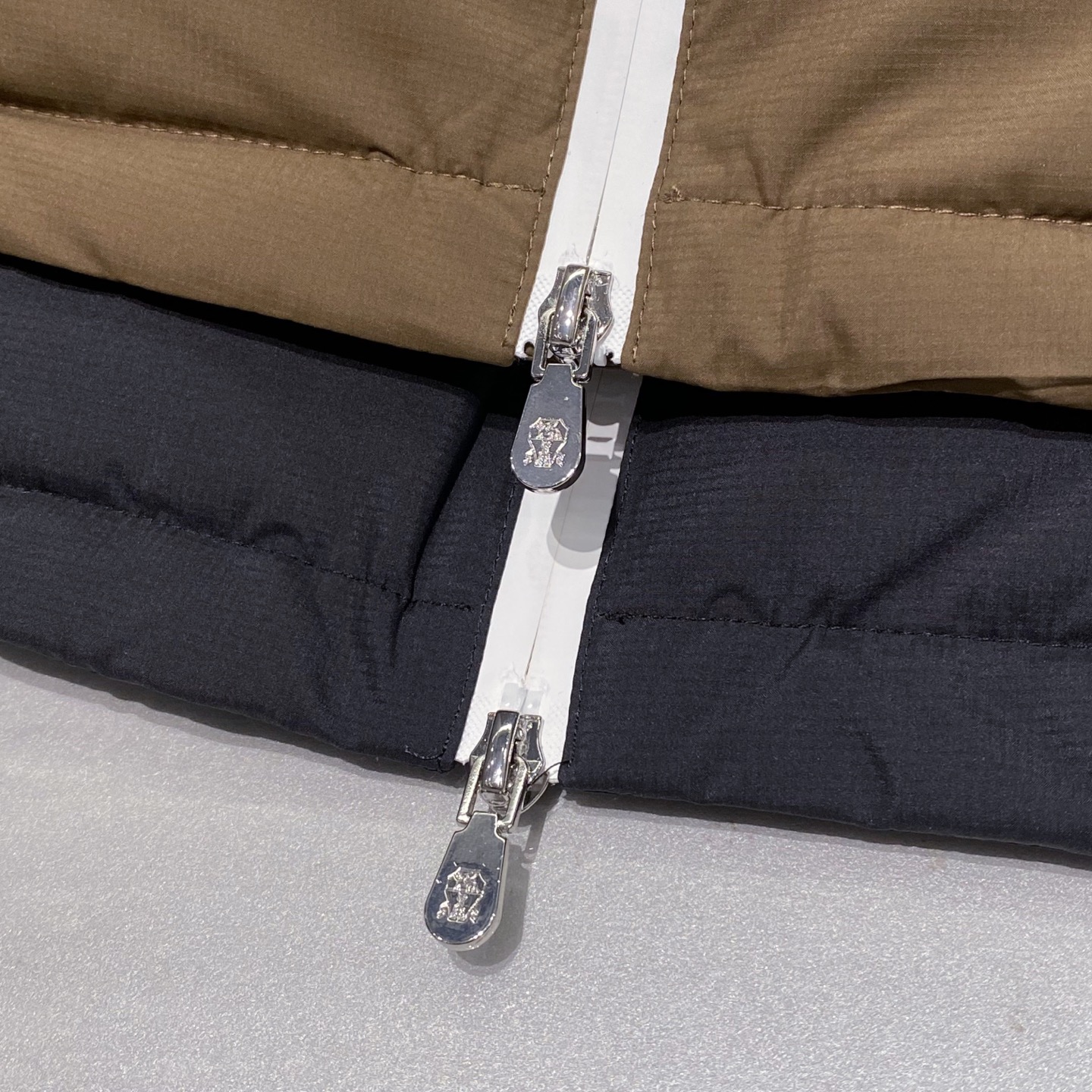 新品)BC秋冬新款连帽羽绒服马甲，LL男女同款经典徽章刺绣时尚拼色款辣椒撞色羽绒马甲！贸易公司渠道稀出，