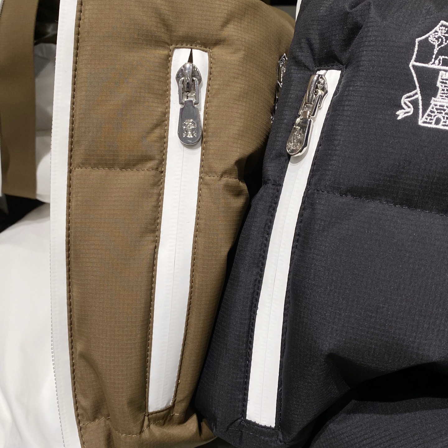 新品)BC秋冬新款连帽羽绒服马甲，LL男女同款经典徽章刺绣时尚拼色款辣椒撞色羽绒马甲！贸易公司渠道稀出，