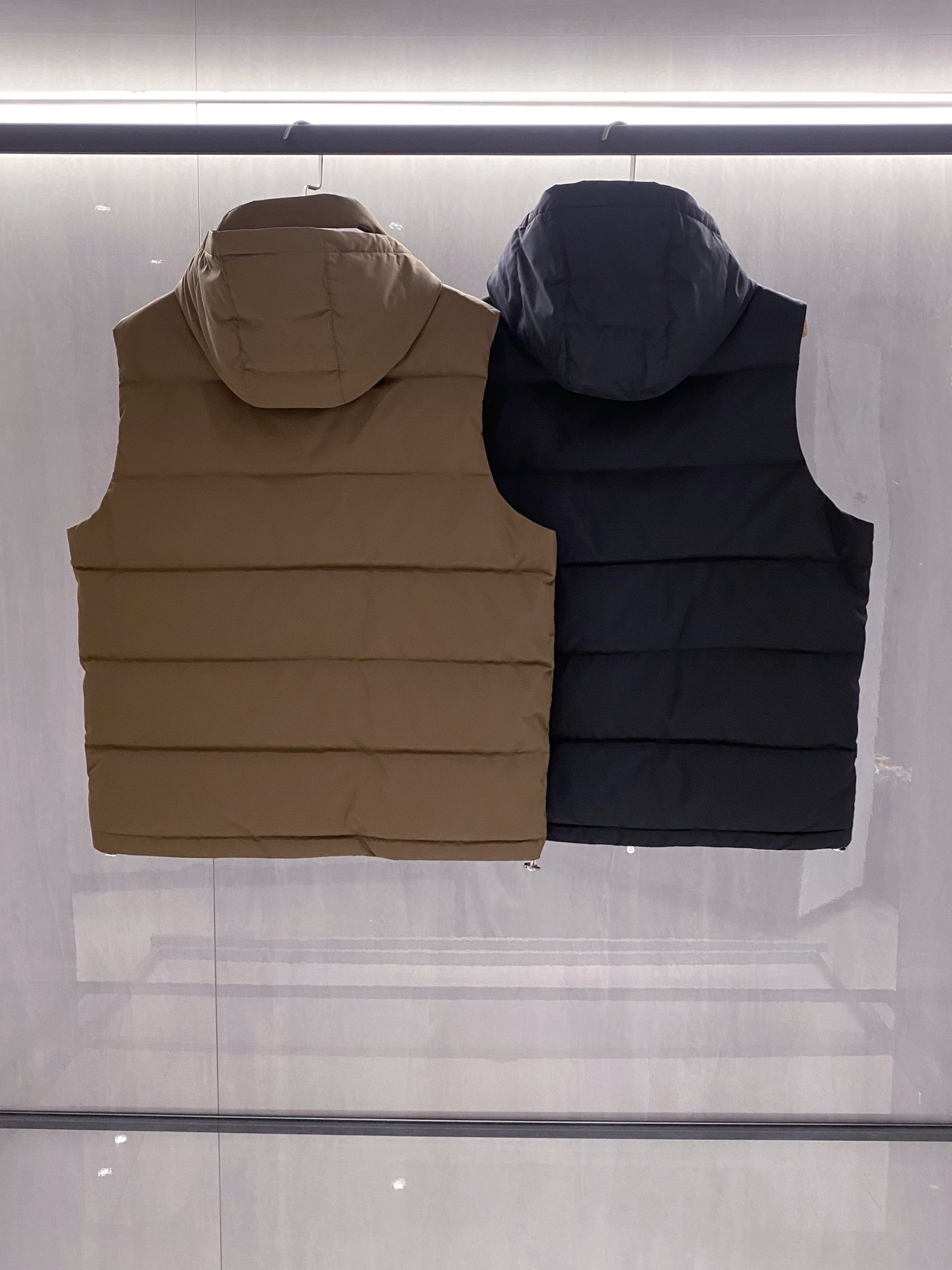 新品)BC秋冬新款连帽羽绒服马甲，LL男女同款经典徽章刺绣时尚拼色款辣椒撞色羽绒马甲！贸易公司渠道稀出，