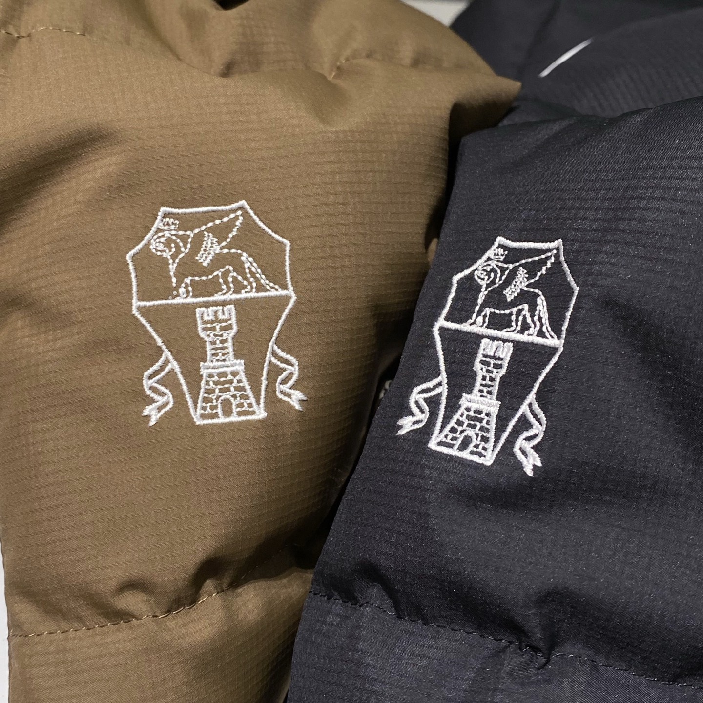 新品)BC秋冬新款连帽羽绒服马甲，LL男女同款经典徽章刺绣时尚拼色款辣椒撞色羽绒马甲！贸易公司渠道稀出，