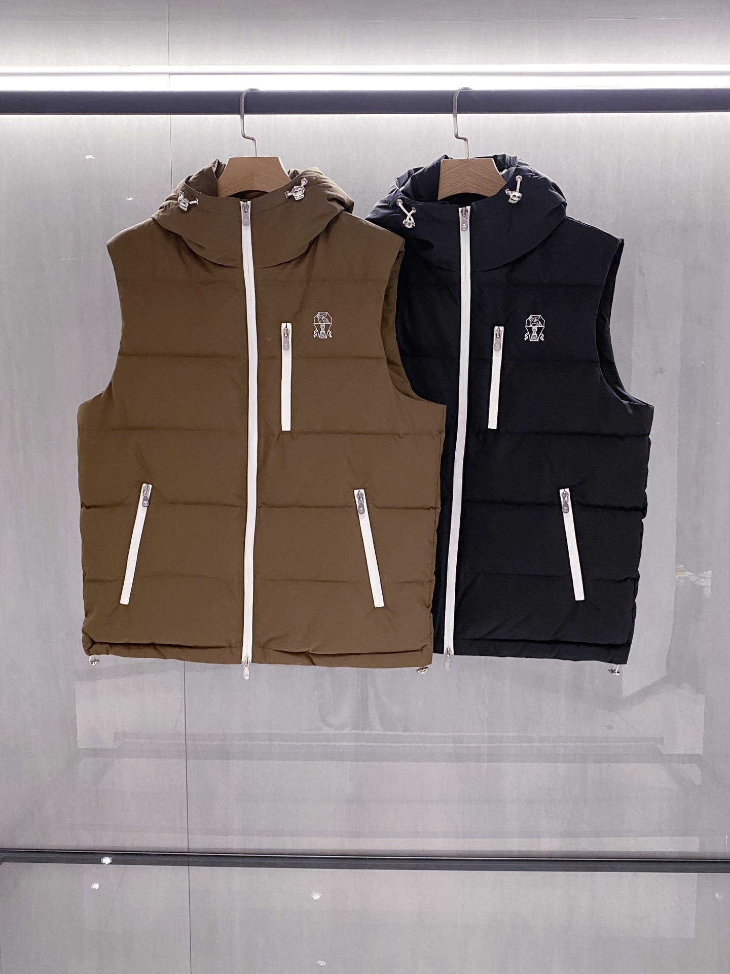 新品)BC秋冬新款连帽羽绒服马甲，LL男女同款经典徽章刺绣时尚拼色款辣椒撞色羽绒马甲！贸易公司渠道稀出，