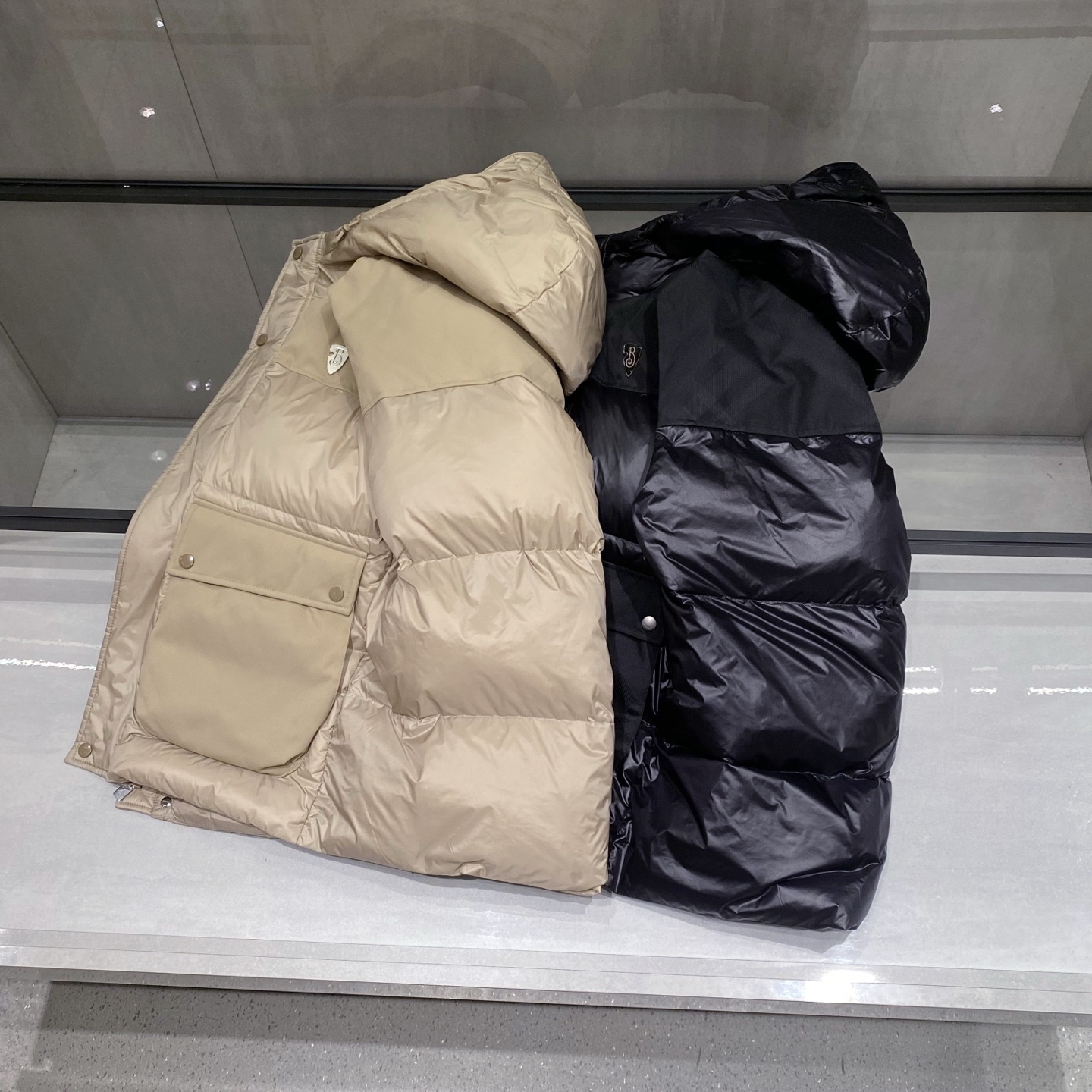 。新品)BU25秋冬新款菱形绗缝拼接翻领羽绒马甲，LL贸易公司渠道稀出，同步官网发售！羽绒马甲作为衣橱必