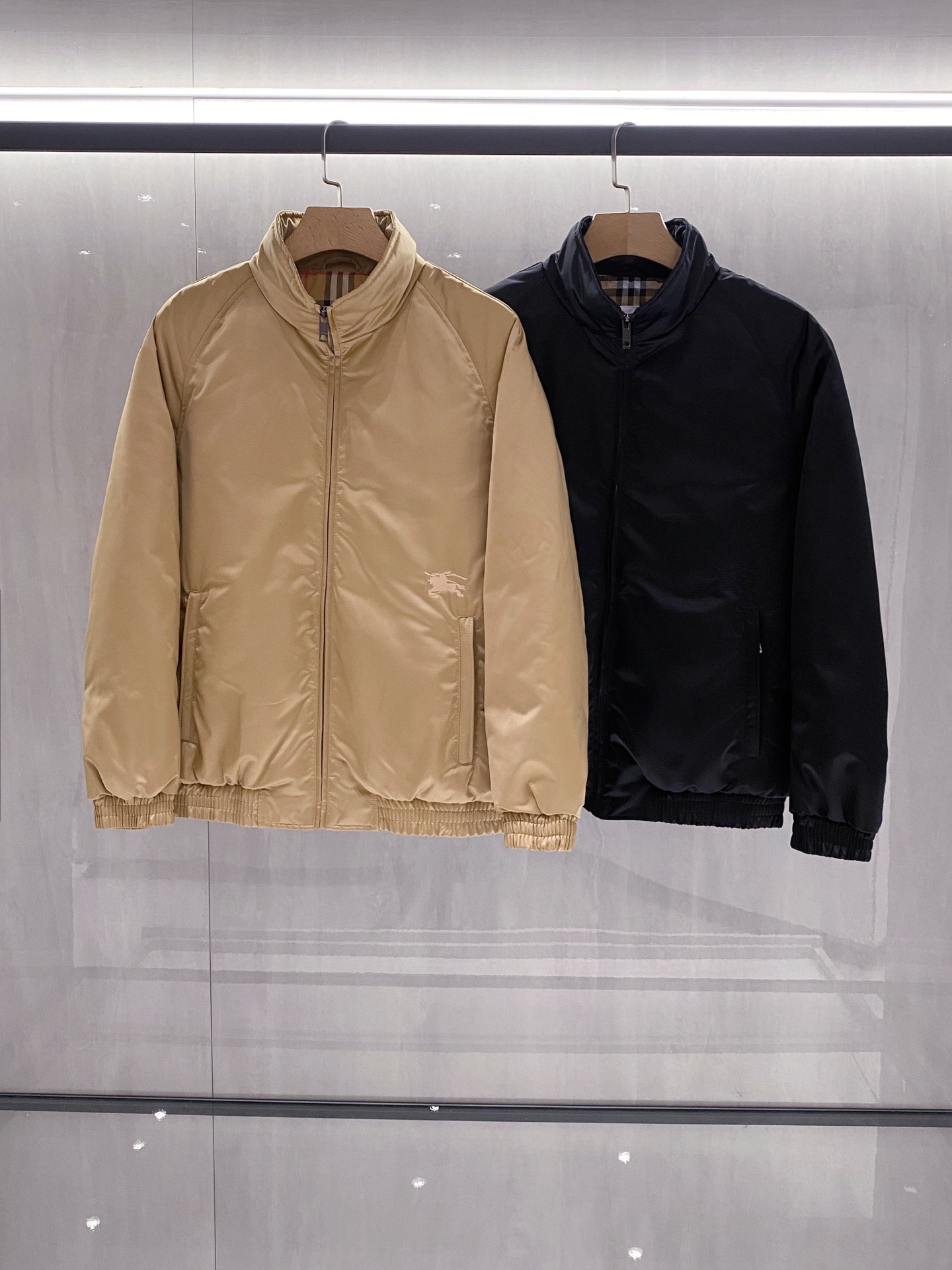 Burberry Reversible Down Jacket, High-Density Tech Fiber, Classic Check Lining 2 i1759714404579 9675 0 0