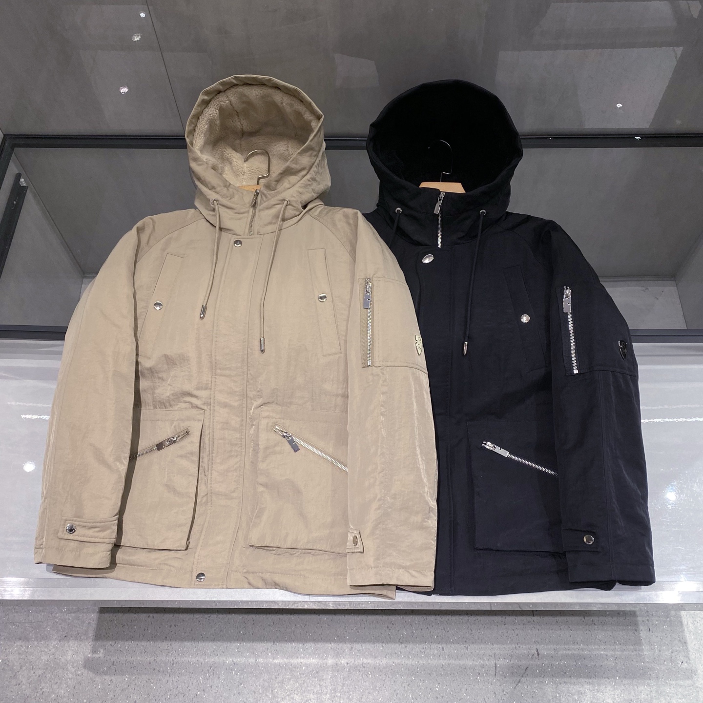 新品)2025秋冬Bur*erry连帽中长款羽绒服外套 LL经典时髦的裁剪设计时髦稳重大气.别具匠心的美