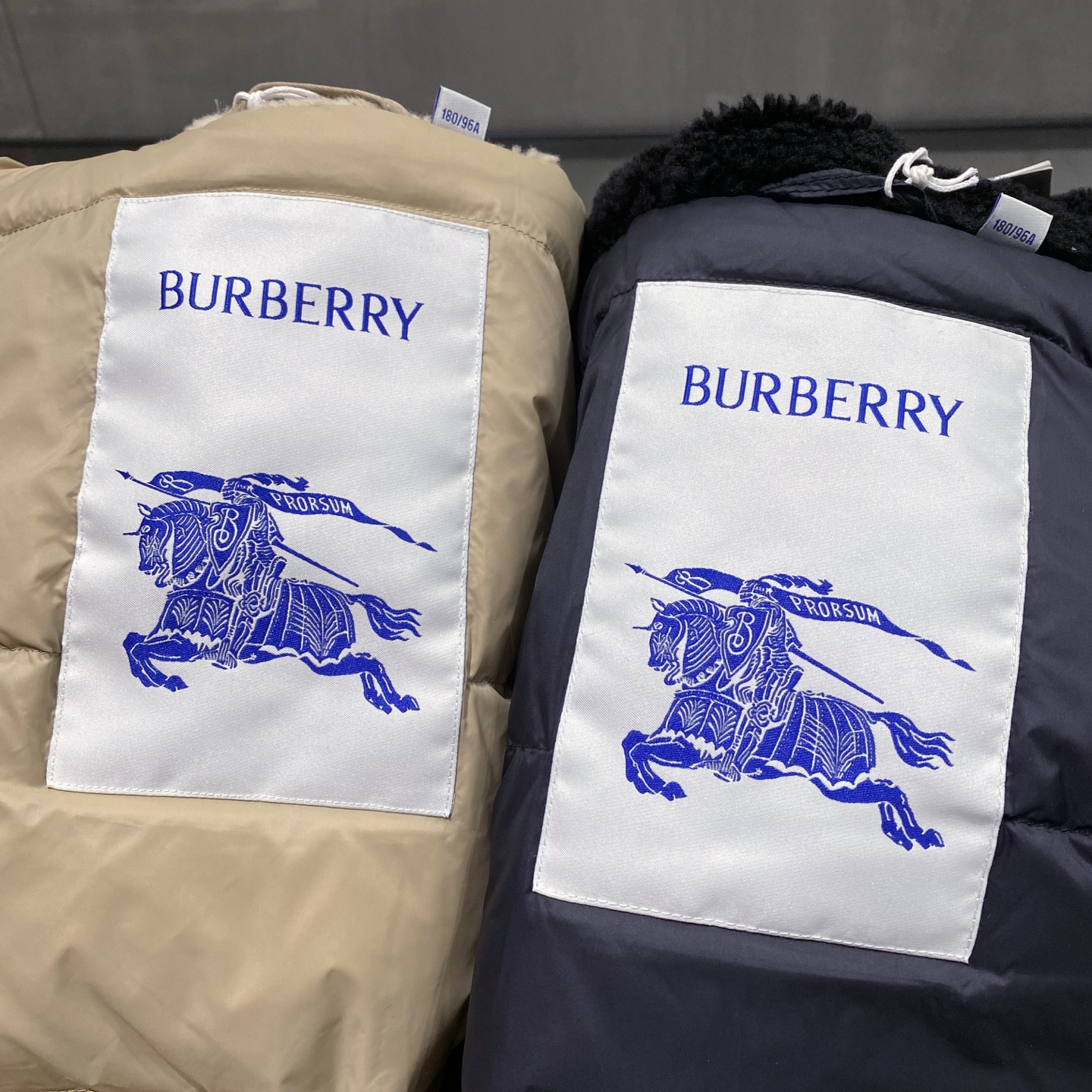 新品)2025秋冬Bur*erry连帽中长款羽绒服外套 LL经典时髦的裁剪设计时髦稳重大气.别具匠心的美