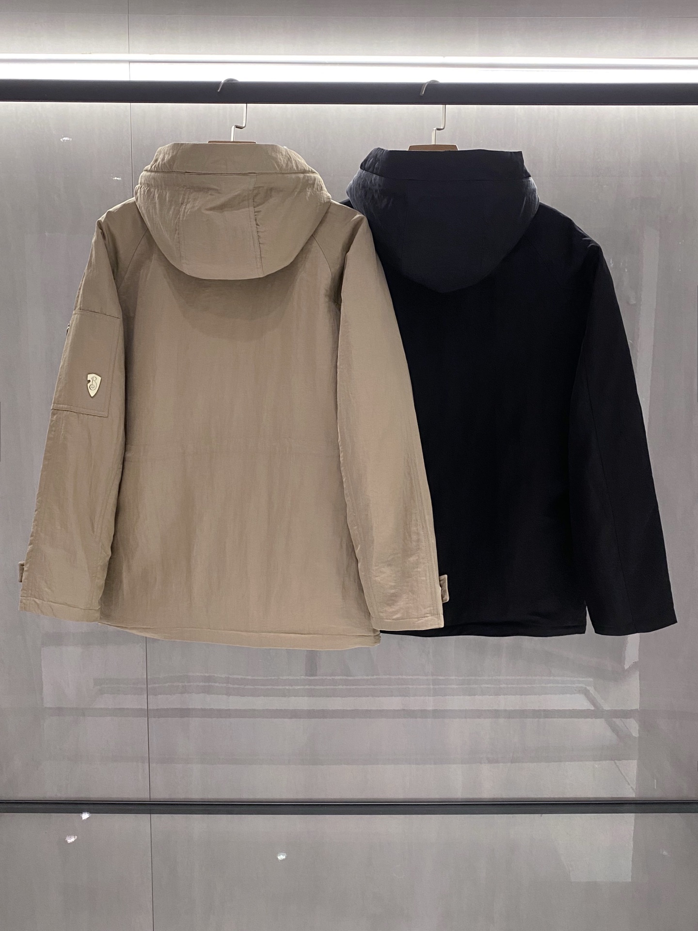 新品)2025秋冬Bur*erry连帽中长款羽绒服外套 LL经典时髦的裁剪设计时髦稳重大气.别具匠心的美