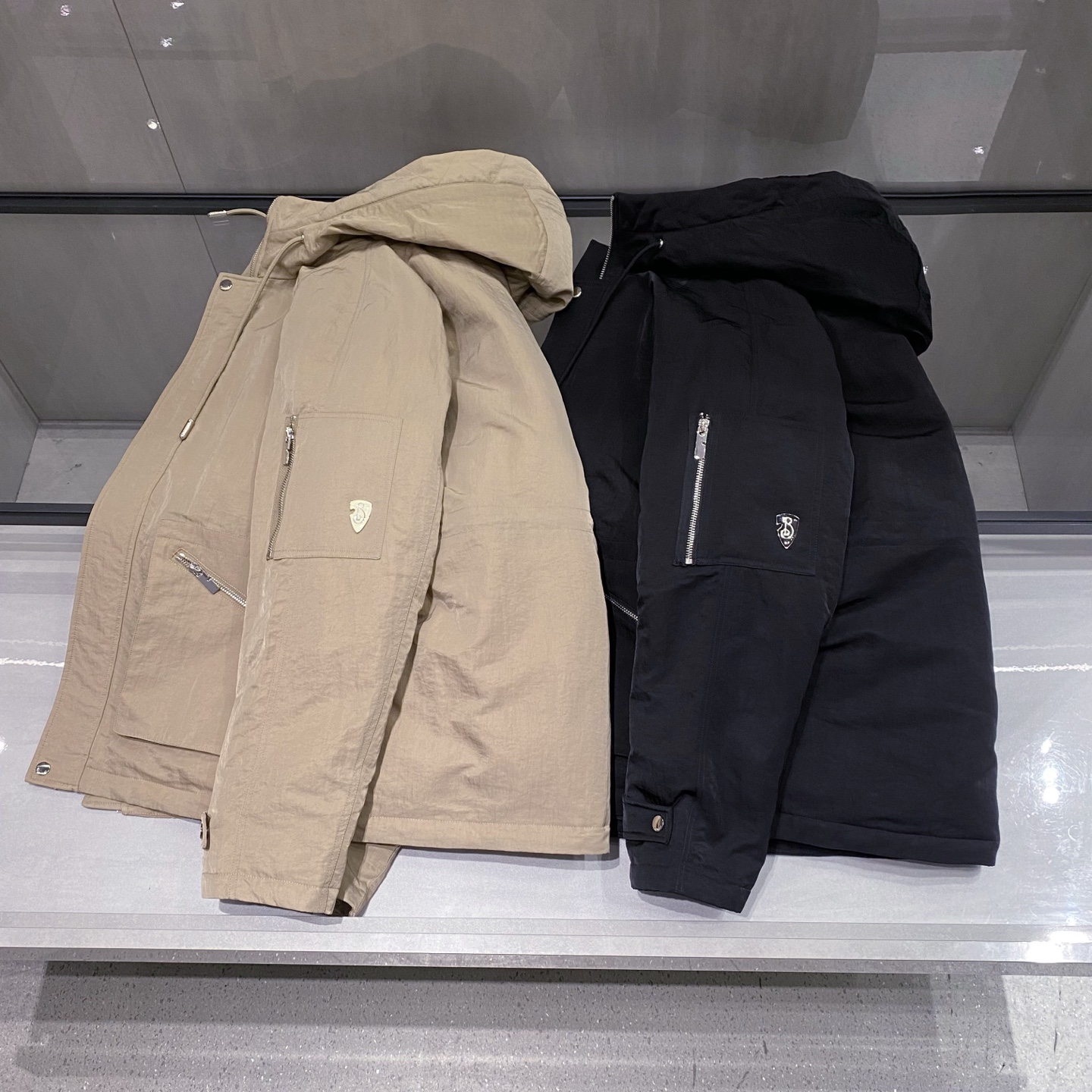 新品)2025秋冬Bur*erry连帽中长款羽绒服外套 LL经典时髦的裁剪设计时髦稳重大气.别具匠心的美