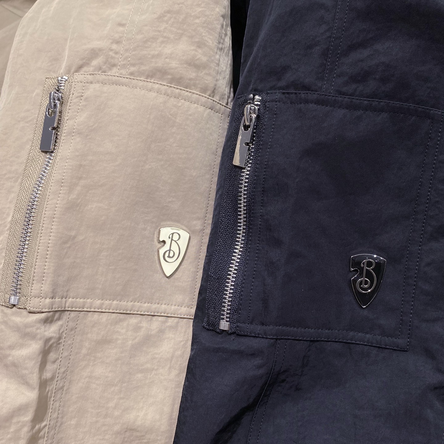 新品)2025秋冬Bur*erry连帽中长款羽绒服外套 LL经典时髦的裁剪设计时髦稳重大气.别具匠心的美