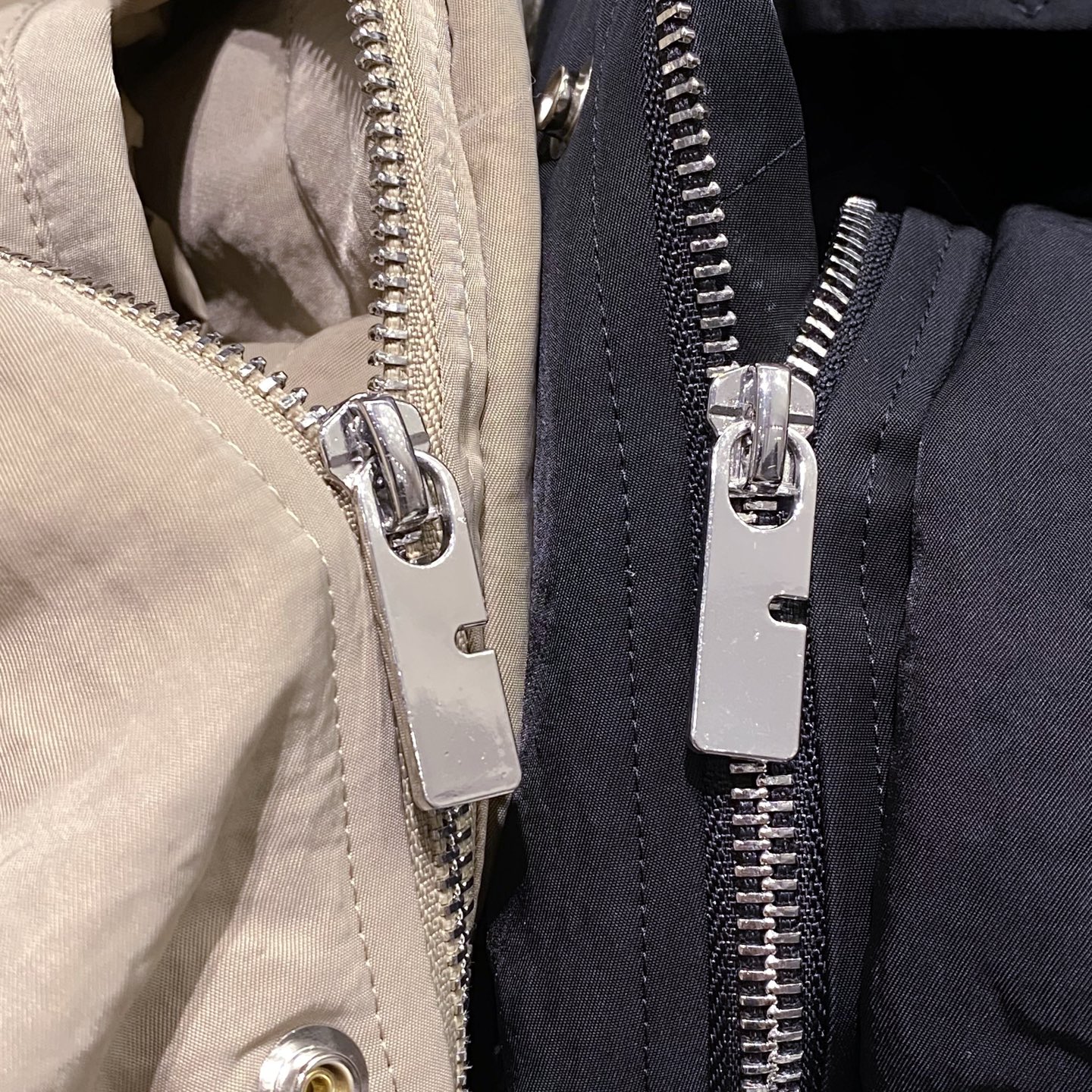 新品)2025秋冬Bur*erry连帽中长款羽绒服外套 LL经典时髦的裁剪设计时髦稳重大气.别具匠心的美