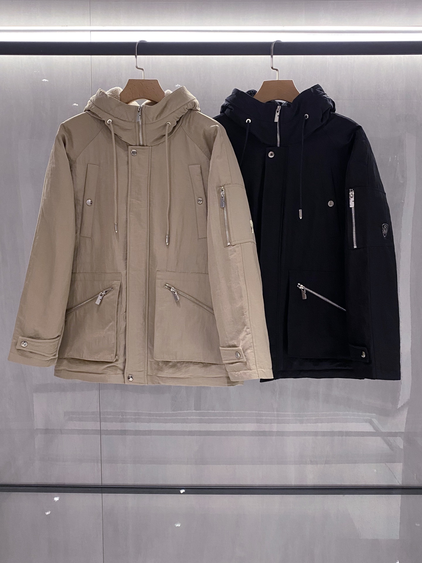 新品)2025秋冬Bur*erry连帽中长款羽绒服外套 LL经典时髦的裁剪设计时髦稳重大气.别具匠心的美