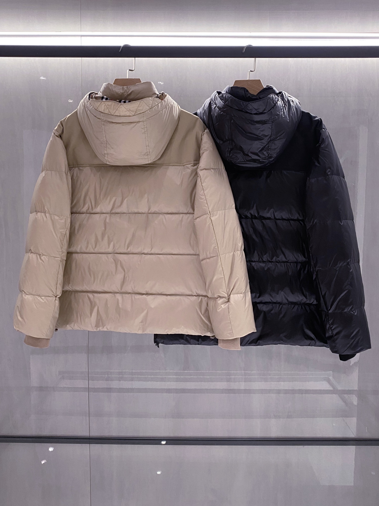 新品)BUR25FW秋冬新款拼接门禁羽绒服！LL胸口同时金属B最新徽章连帽立羽绒服服，贸易公司渠道稀出，