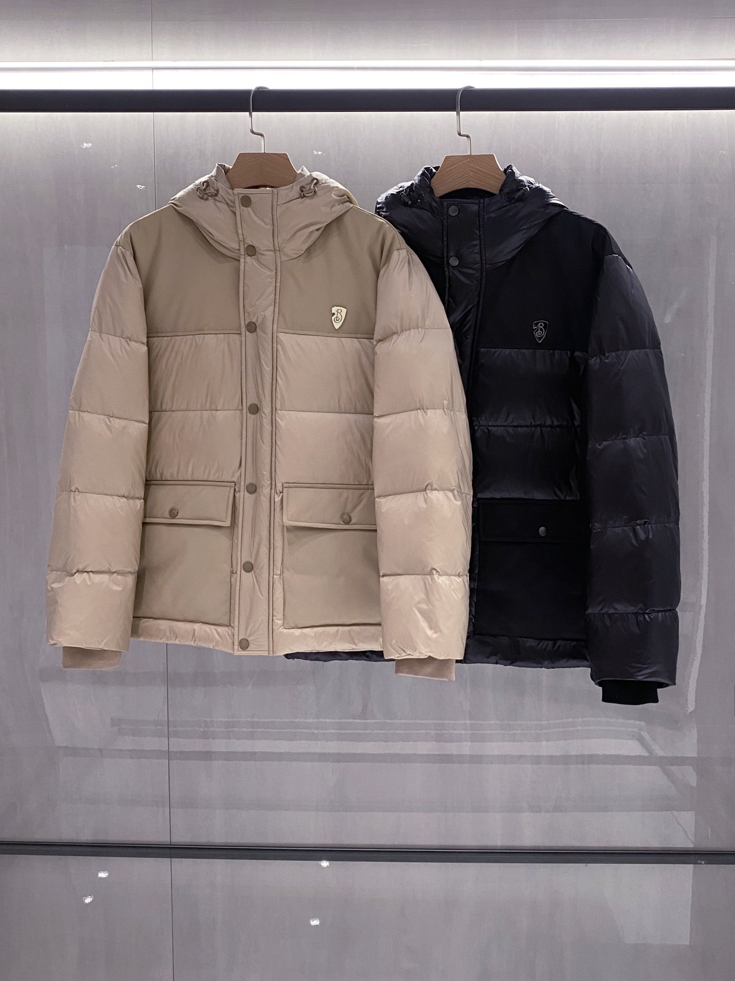 新品)BUR25FW秋冬新款拼接门禁羽绒服！LL胸口同时金属B最新徽章连帽立羽绒服服，贸易公司渠道稀出，