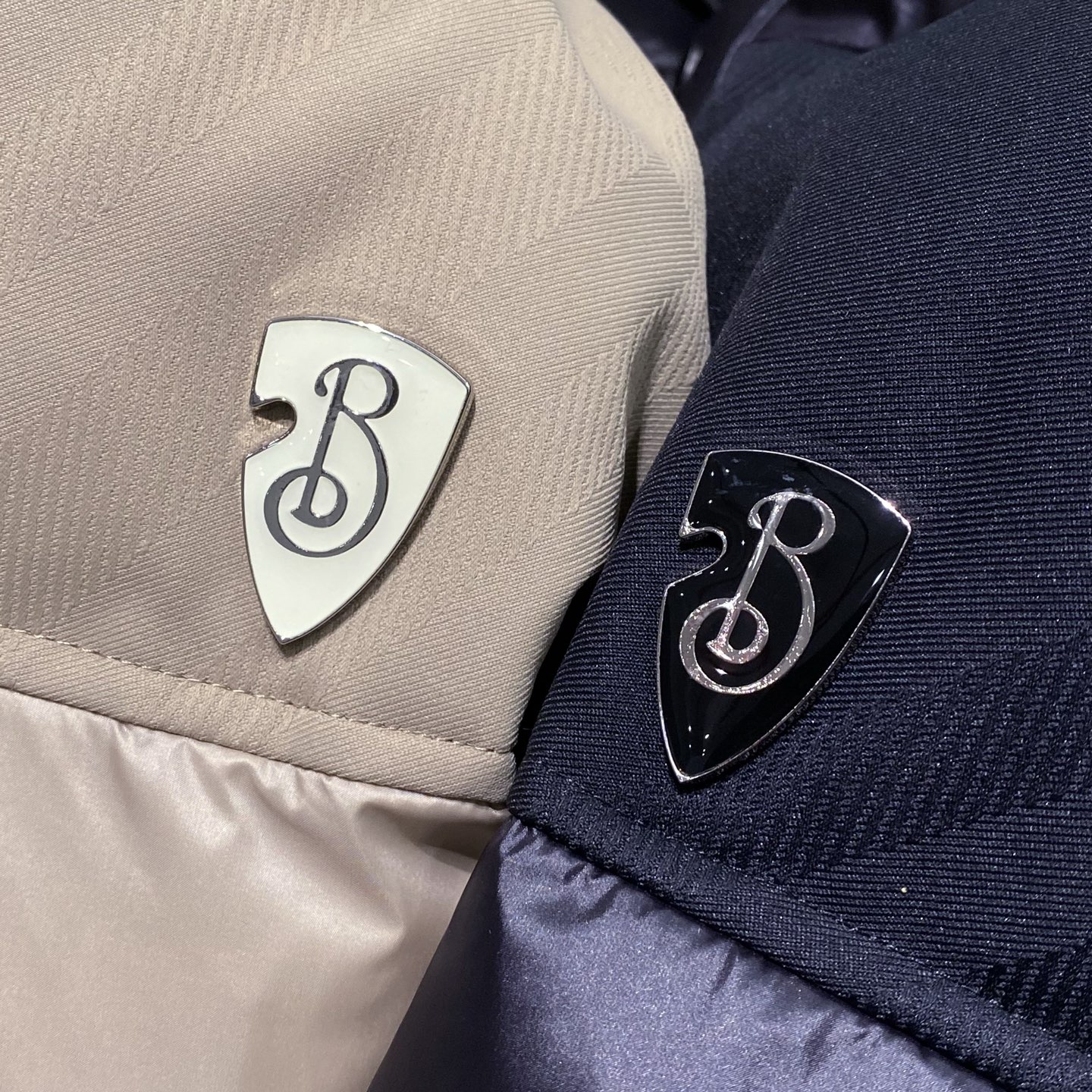 新品)BUR25FW秋冬新款拼接门禁羽绒服！LL胸口同时金属B最新徽章连帽立羽绒服服，贸易公司渠道稀出，