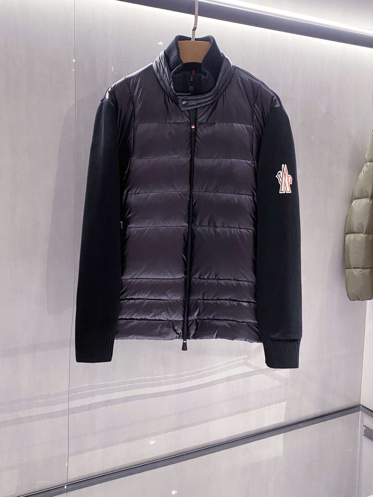 (新品)同步官网发售！LL法蒙MON羽皇家族25FW年度新品90绒针织袖臂logo刺绣男士立领羽绒服外套