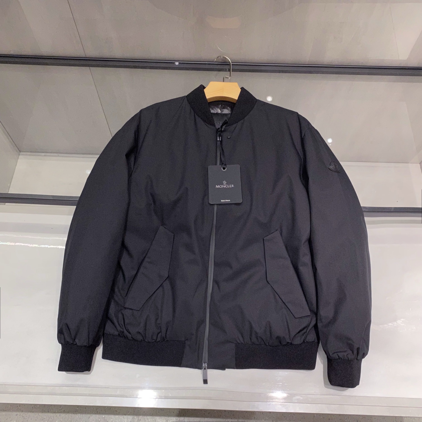 MON25FW秋冬新款黑色棒球领羽绒夹克，LL男女同款皮标袖标复古休闲羽绒服外套！贸易公司渠道稀出，同步