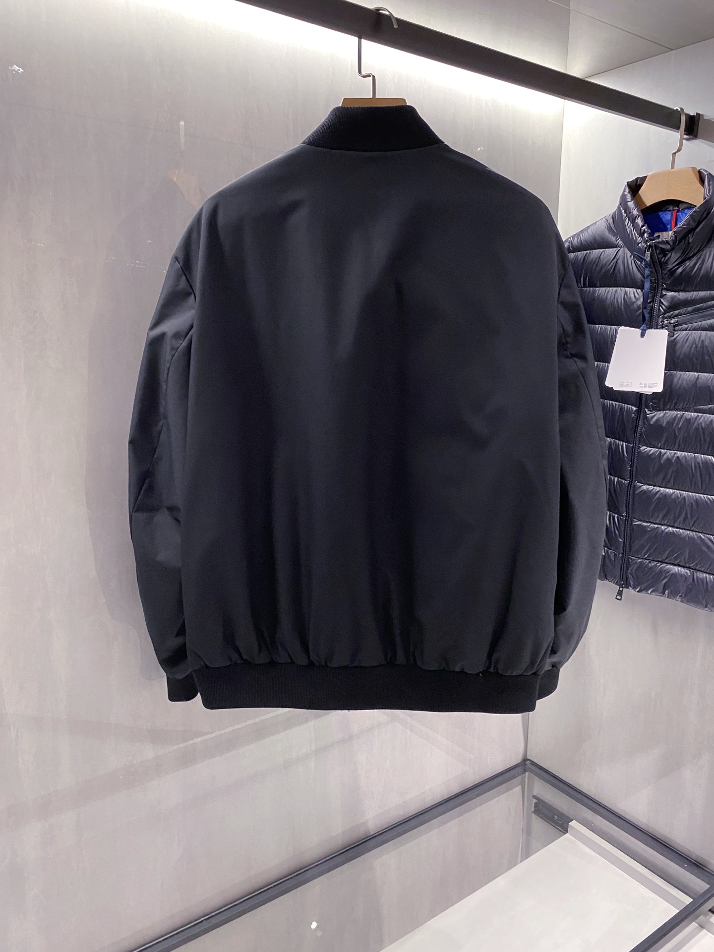 MON25FW秋冬新款黑色棒球领羽绒夹克，LL男女同款皮标袖标复古休闲羽绒服外套！贸易公司渠道稀出，同步