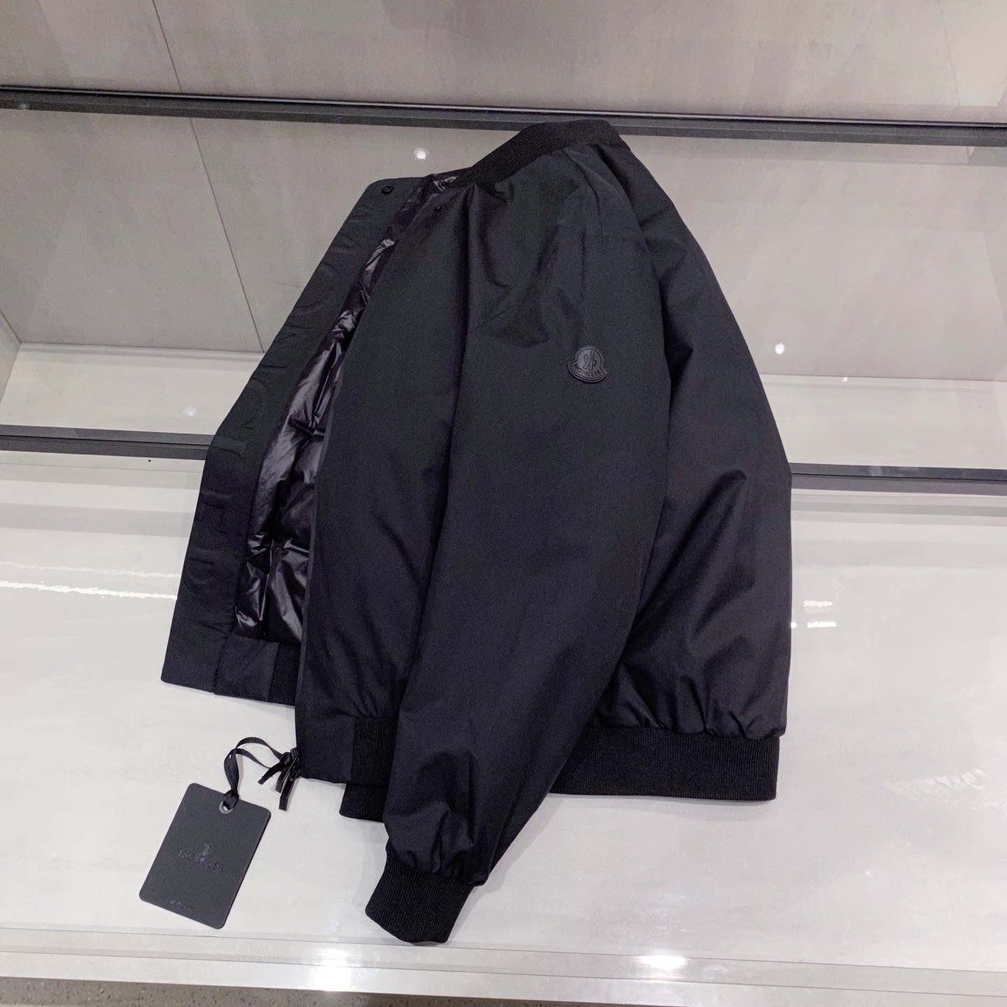 MON25FW秋冬新款黑色棒球领羽绒夹克，LL男女同款皮标袖标复古休闲羽绒服外套！贸易公司渠道稀出，同步