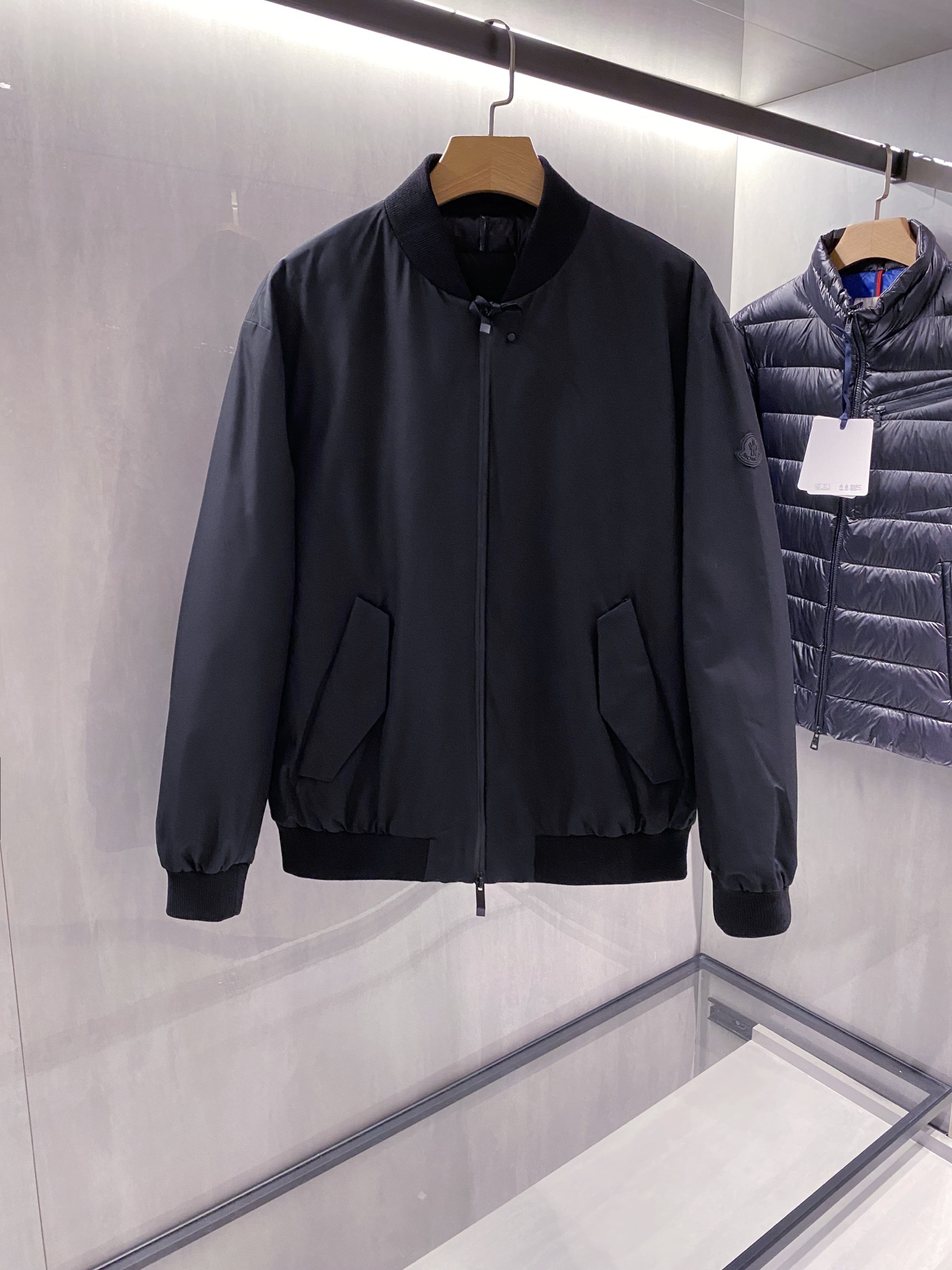 MON25FW秋冬新款黑色棒球领羽绒夹克，LL男女同款皮标袖标复古休闲羽绒服外套！贸易公司渠道稀出，同步