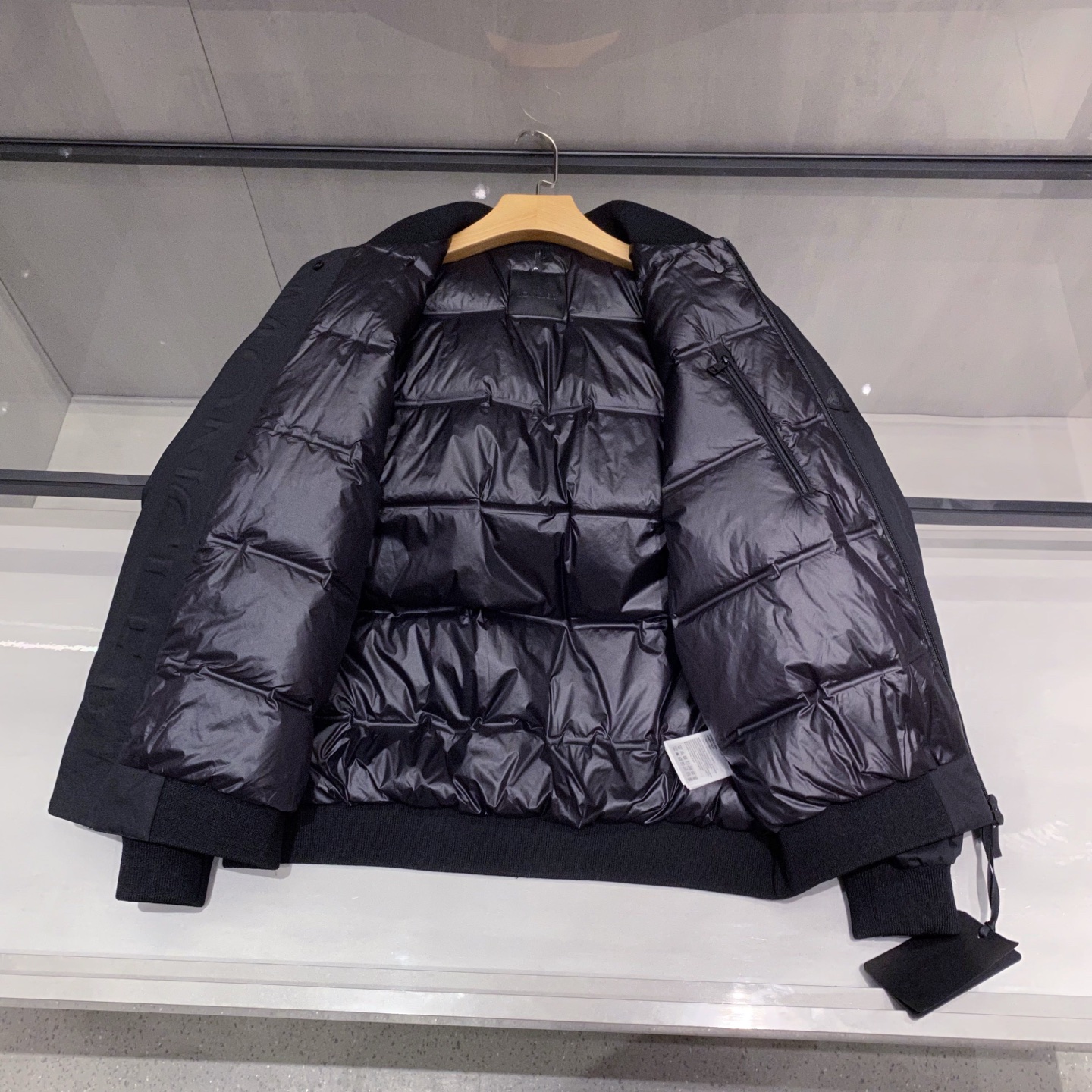 MON25FW秋冬新款黑色棒球领羽绒夹克，LL男女同款皮标袖标复古休闲羽绒服外套！贸易公司渠道稀出，同步