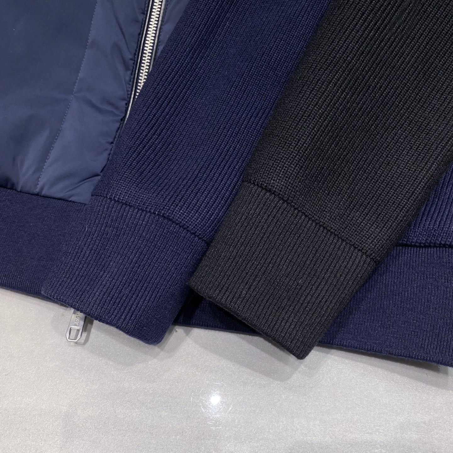 ZEGNA25FW秋冬新款针织面料拼接立领羽绒夹克，LL男士拼皮拉链门襟立体浮雕徽章羽绒服外套！贸易公司