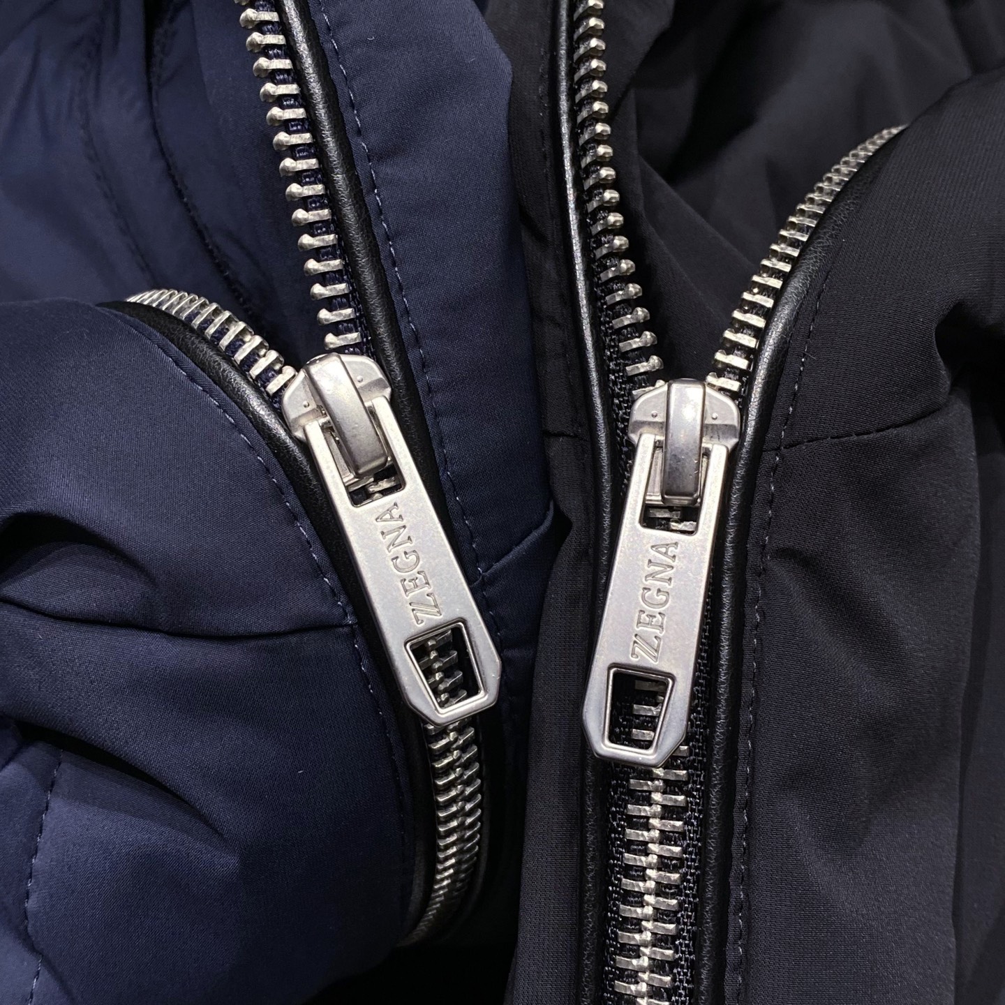 ZEGNA25FW秋冬新款针织面料拼接立领羽绒夹克，LL男士拼皮拉链门襟立体浮雕徽章羽绒服外套！贸易公司