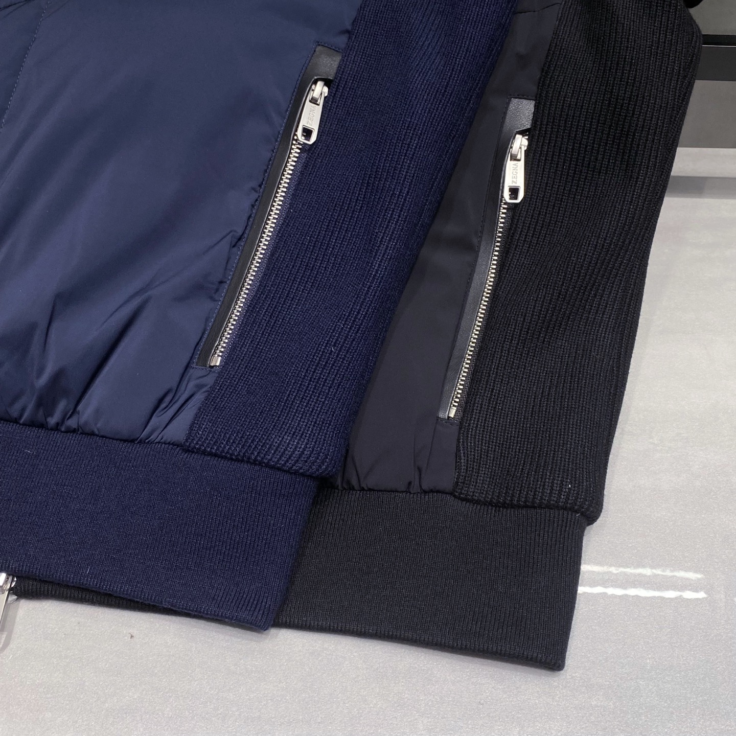 ZEGNA25FW秋冬新款针织面料拼接立领羽绒夹克，LL男士拼皮拉链门襟立体浮雕徽章羽绒服外套！贸易公司