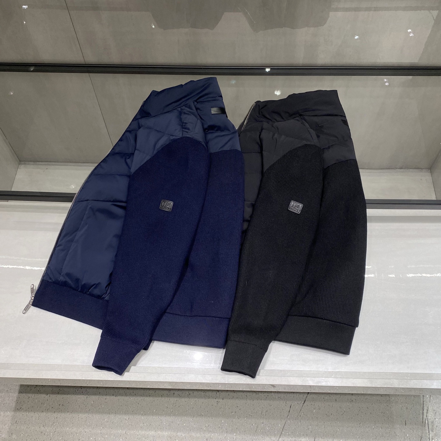 ZEGNA25FW秋冬新款针织面料拼接立领羽绒夹克，LL男士拼皮拉链门襟立体浮雕徽章羽绒服外套！贸易公司