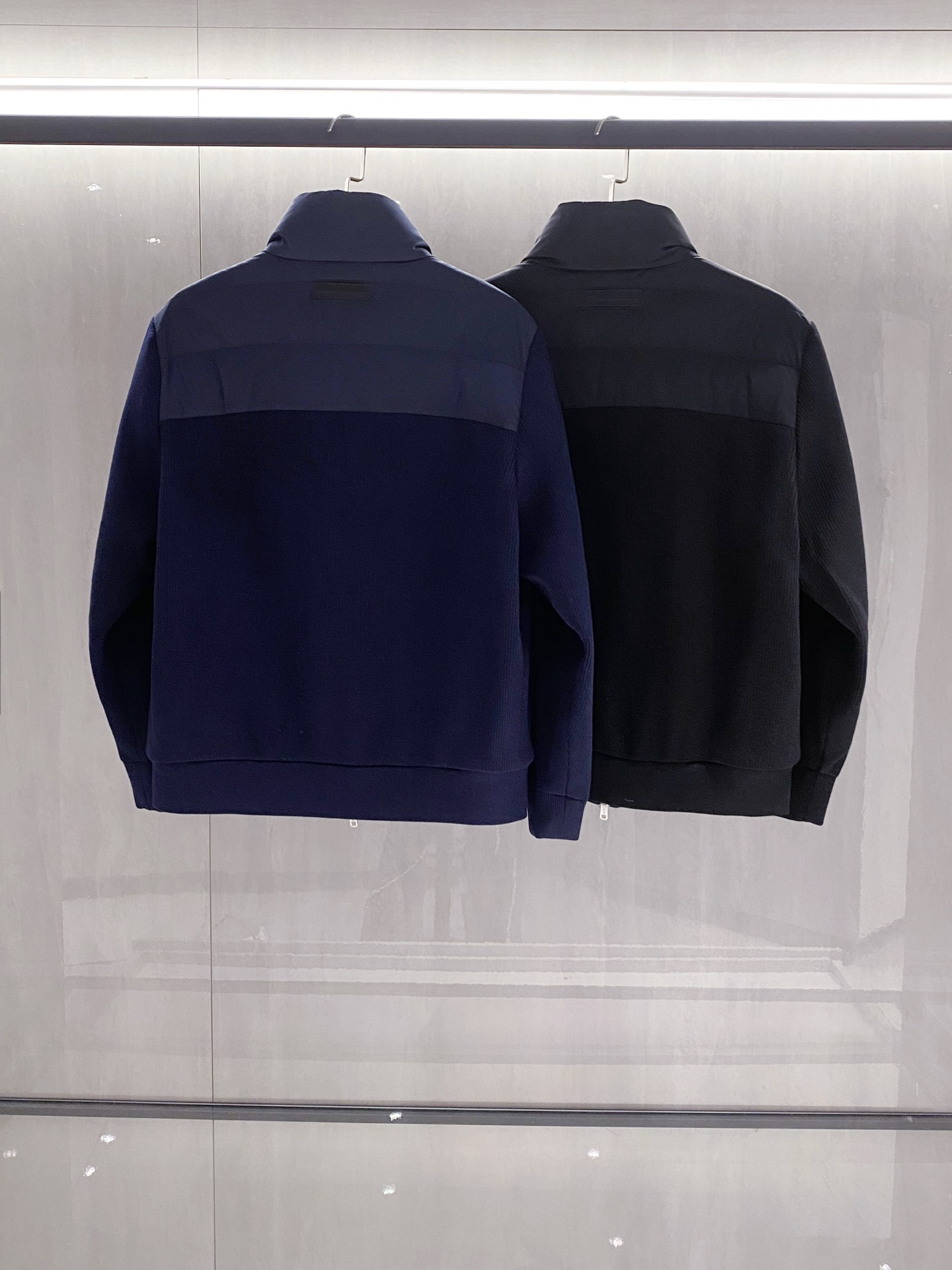 ZEGNA25FW秋冬新款针织面料拼接立领羽绒夹克，LL男士拼皮拉链门襟立体浮雕徽章羽绒服外套！贸易公司