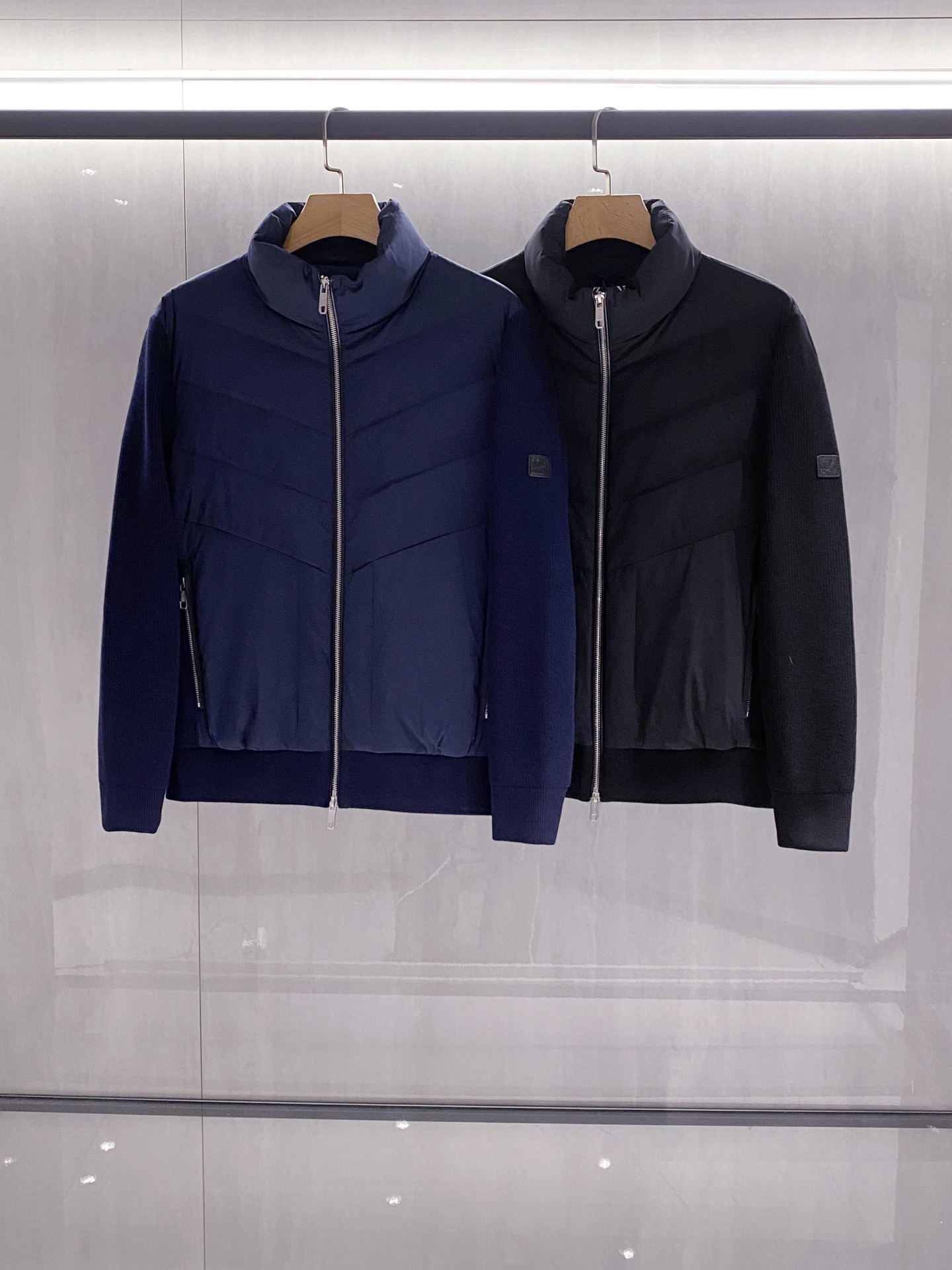 ZEGNA25FW秋冬新款针织面料拼接立领羽绒夹克，LL男士拼皮拉链门襟立体浮雕徽章羽绒服外套！贸易公司