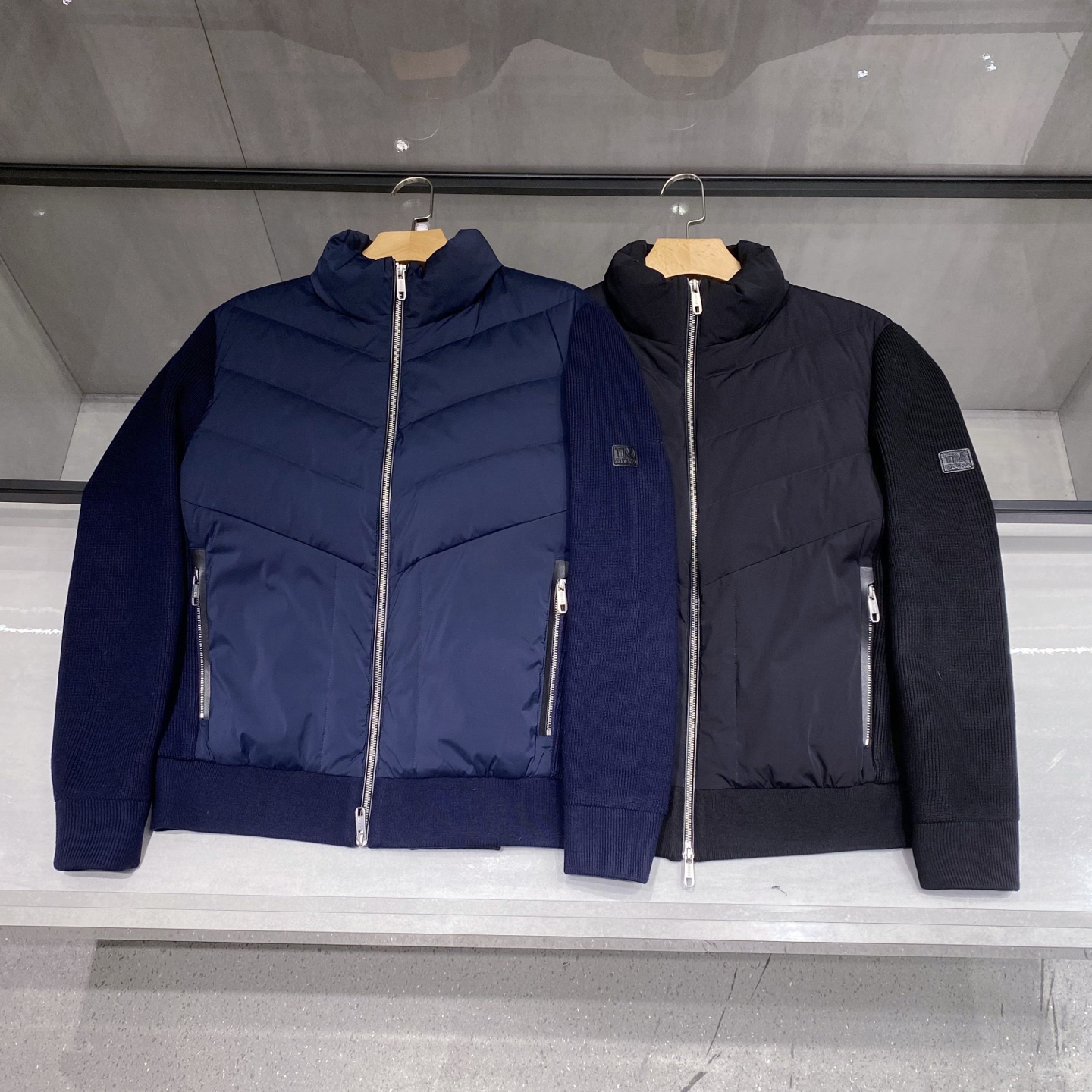 ZEGNA25FW秋冬新款针织面料拼接立领羽绒夹克，LL男士拼皮拉链门襟立体浮雕徽章羽绒服外套！贸易公司