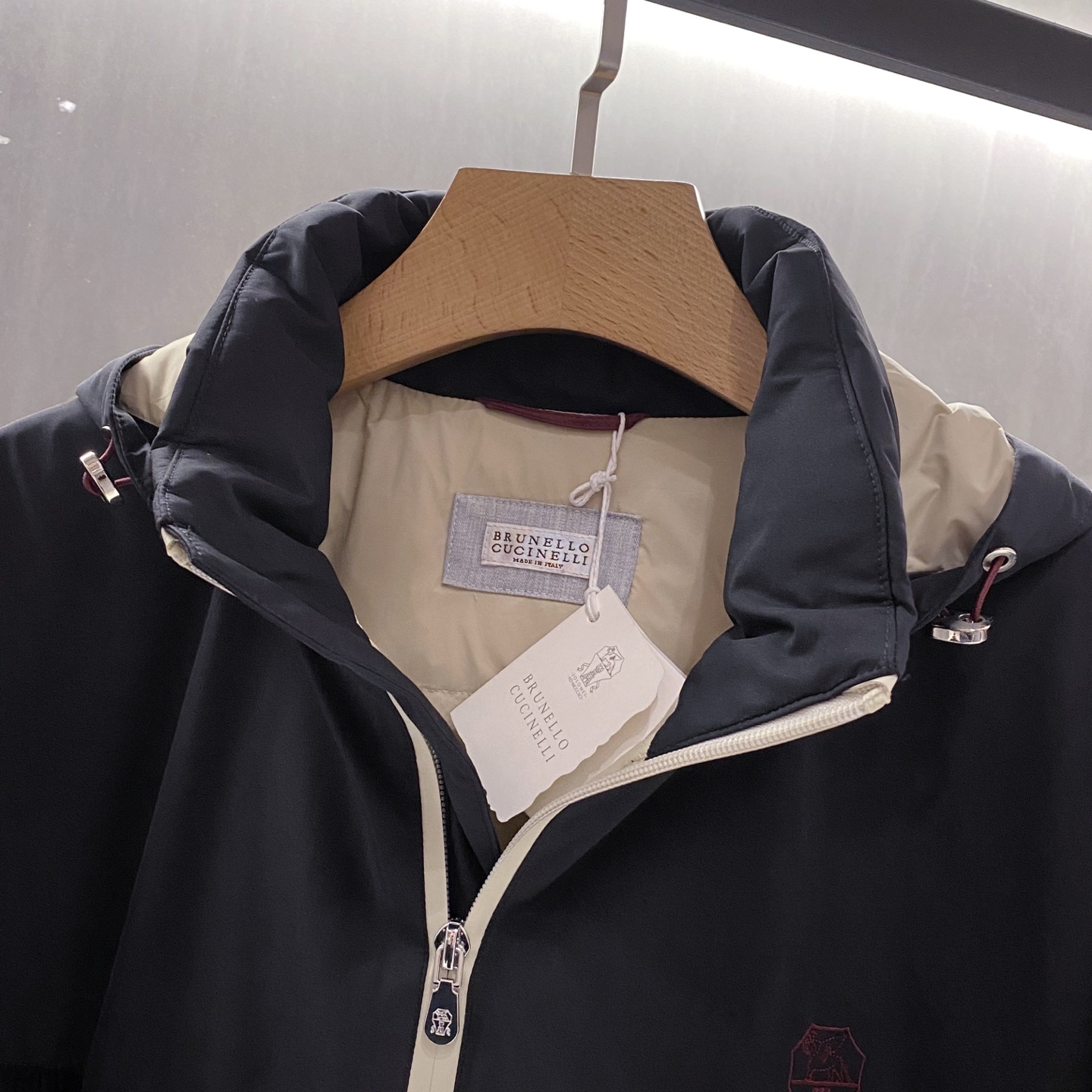 。羽绒服-。新品)BC25FW秋冬新款时尚撞色拼接拉链羽绒服，男士经典徽章刺绣条绒撞色连帽夹克羽绒！贸易