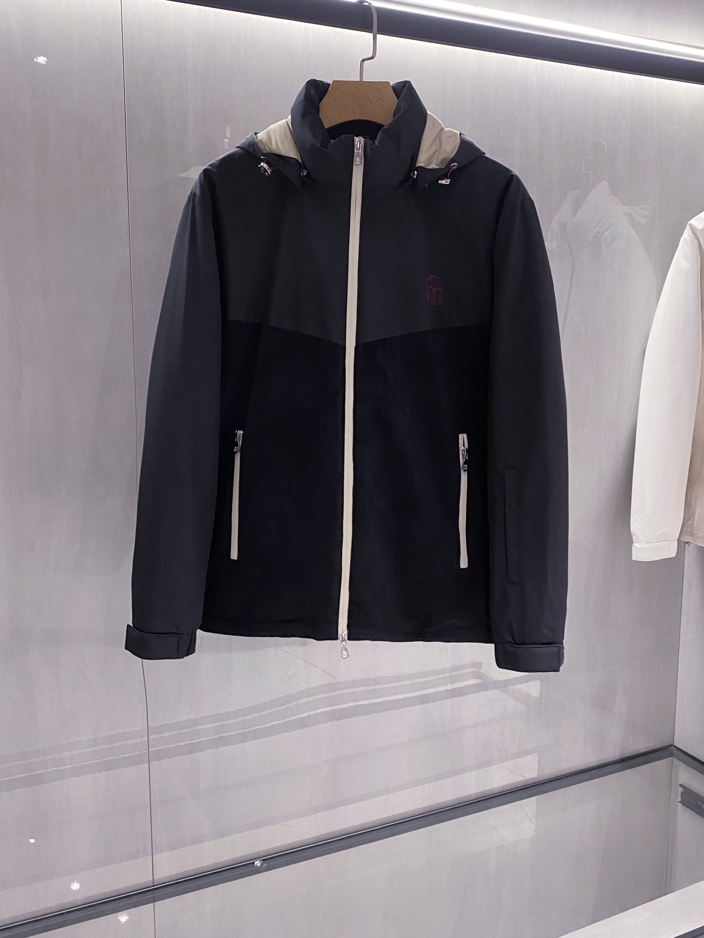 。羽绒服-。新品)BC25FW秋冬新款时尚撞色拼接拉链羽绒服，男士经典徽章刺绣条绒撞色连帽夹克羽绒！贸易