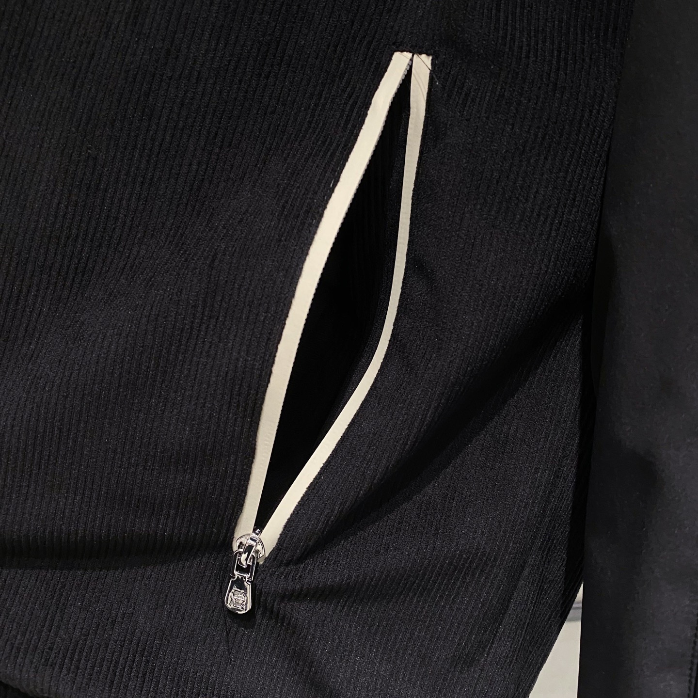 。羽绒服-。新品)BC25FW秋冬新款时尚撞色拼接拉链羽绒服，男士经典徽章刺绣条绒撞色连帽夹克羽绒！贸易