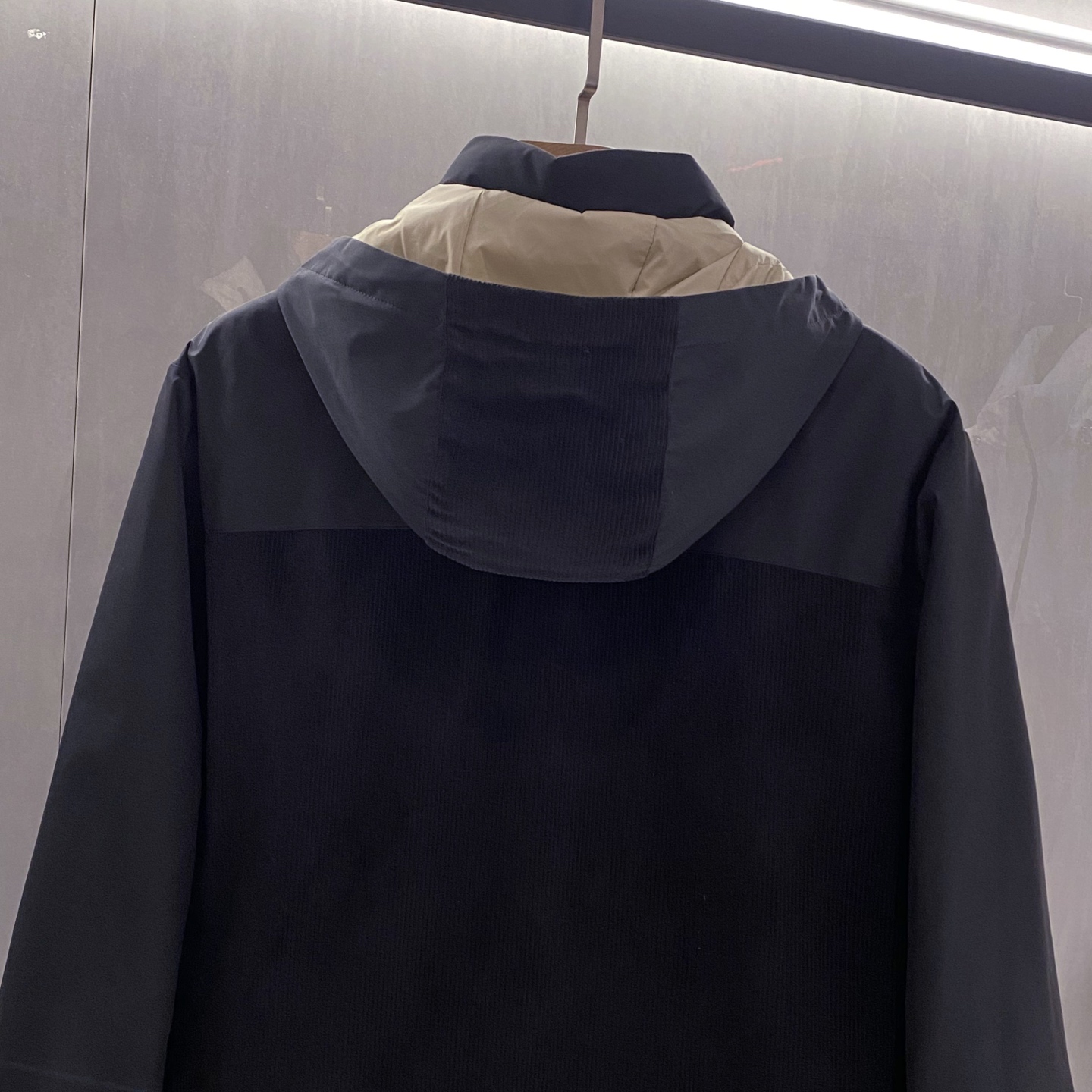 。羽绒服-。新品)BC25FW秋冬新款时尚撞色拼接拉链羽绒服，男士经典徽章刺绣条绒撞色连帽夹克羽绒！贸易