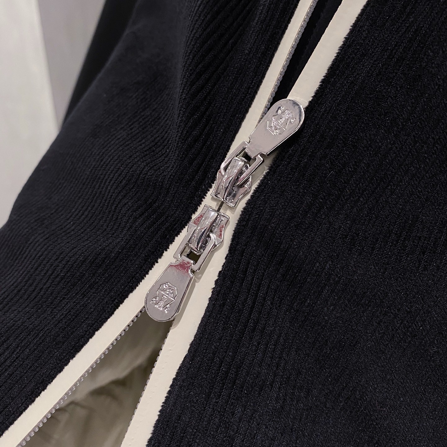 。羽绒服-。新品)BC25FW秋冬新款时尚撞色拼接拉链羽绒服，男士经典徽章刺绣条绒撞色连帽夹克羽绒！贸易