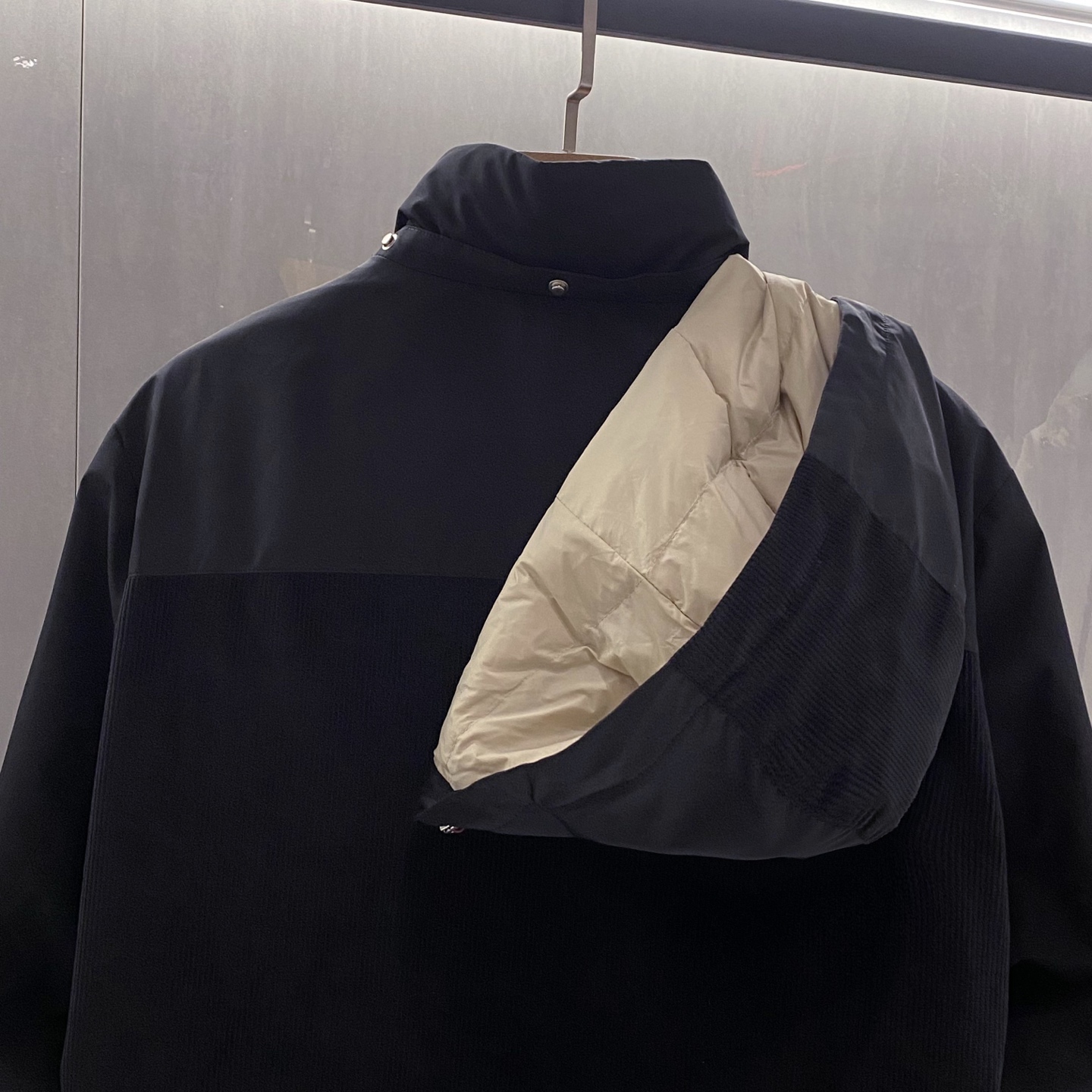 。羽绒服-。新品)BC25FW秋冬新款时尚撞色拼接拉链羽绒服，男士经典徽章刺绣条绒撞色连帽夹克羽绒！贸易