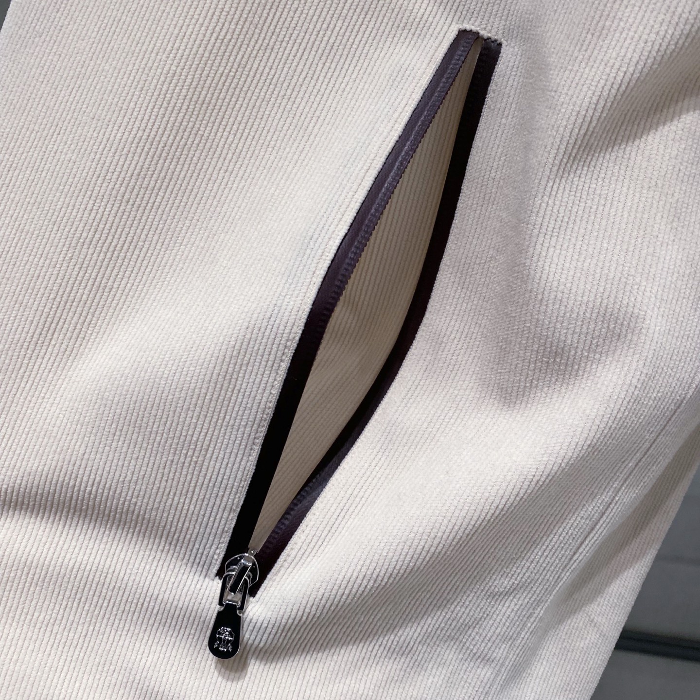 。羽绒服-。新品)BC25FW秋冬新款时尚撞色拼接拉链羽绒服，男士经典徽章刺绣条绒撞色连帽夹克羽绒！贸易