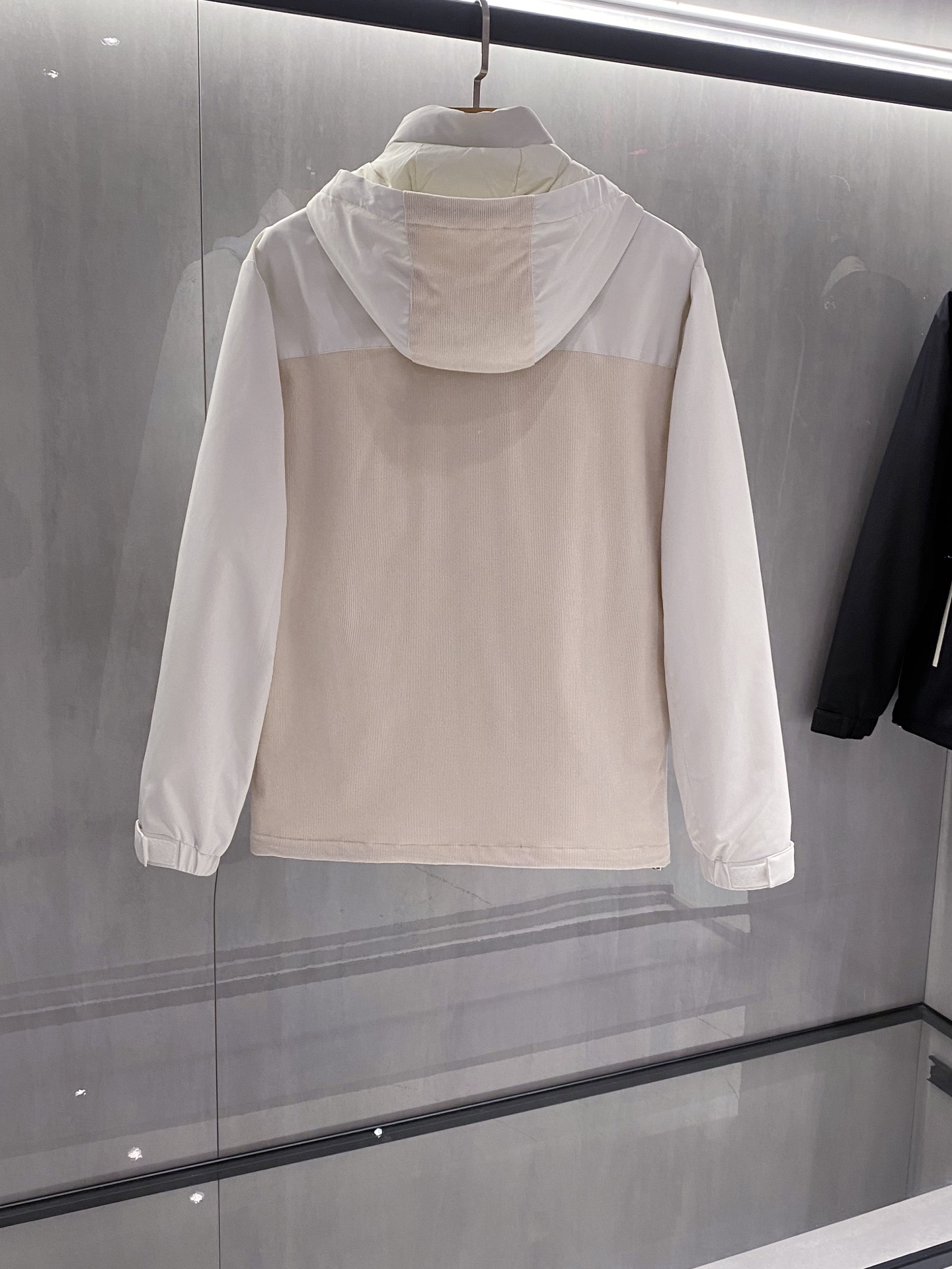 。羽绒服-。新品)BC25FW秋冬新款时尚撞色拼接拉链羽绒服，男士经典徽章刺绣条绒撞色连帽夹克羽绒！贸易