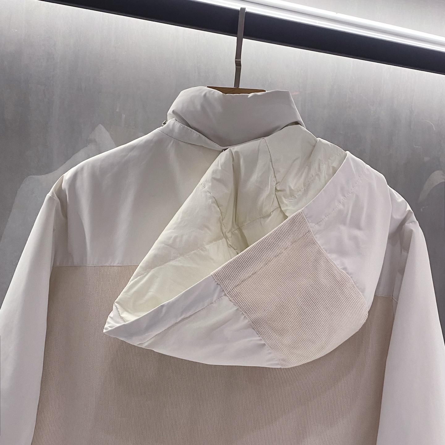 。羽绒服-。新品)BC25FW秋冬新款时尚撞色拼接拉链羽绒服，男士经典徽章刺绣条绒撞色连帽夹克羽绒！贸易