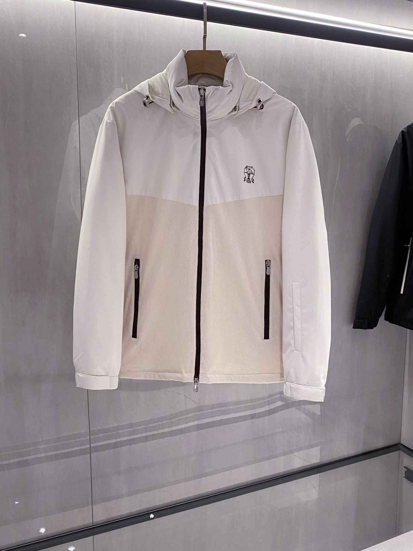 。羽绒服-。新品)BC25FW秋冬新款时尚撞色拼接拉链羽绒服，男士经典徽章刺绣条绒撞色连帽夹克羽绒！贸易