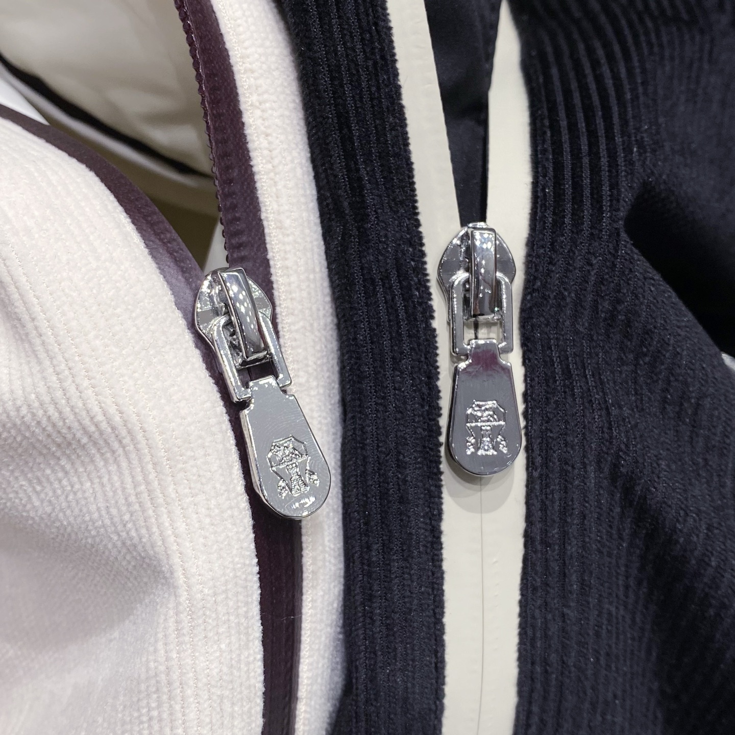 新品)BC25FW秋冬新款时尚撞色拼接拉链羽绒服，LL男士经典徽章刺绣条绒撞色连帽夹克羽绒！贸易公司渠道