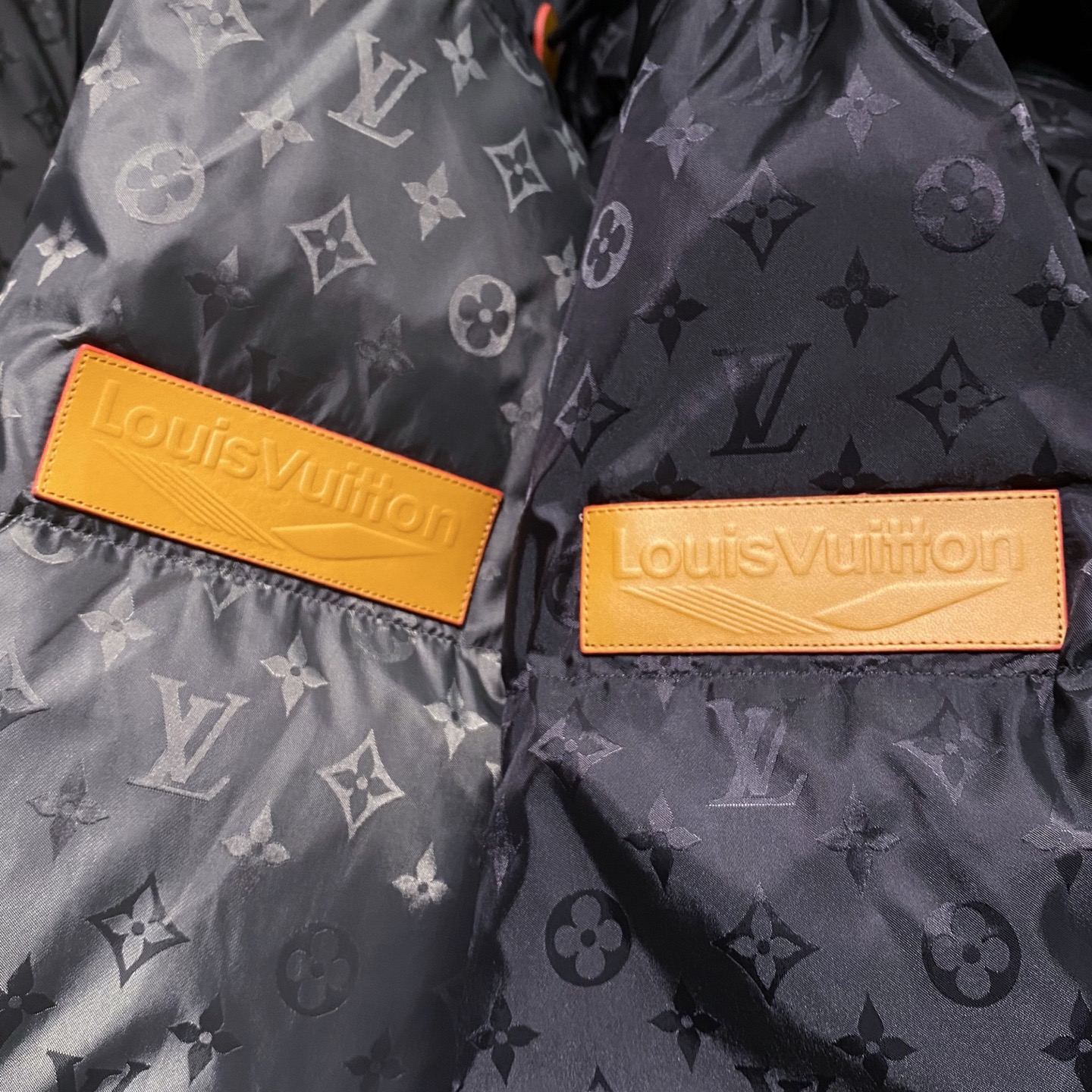 。 (新品)Louis Vuitton路易威登秋季新款衣袖皮标斜插口袋连帽抽绳羽绒服老花图案休闲连帽羽绒