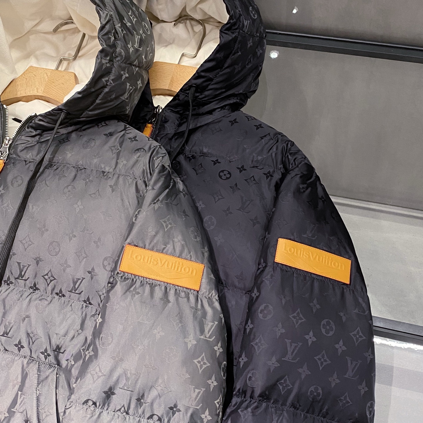 。 (新品)Louis Vuitton路易威登秋季新款衣袖皮标斜插口袋连帽抽绳羽绒服老花图案休闲连帽羽绒